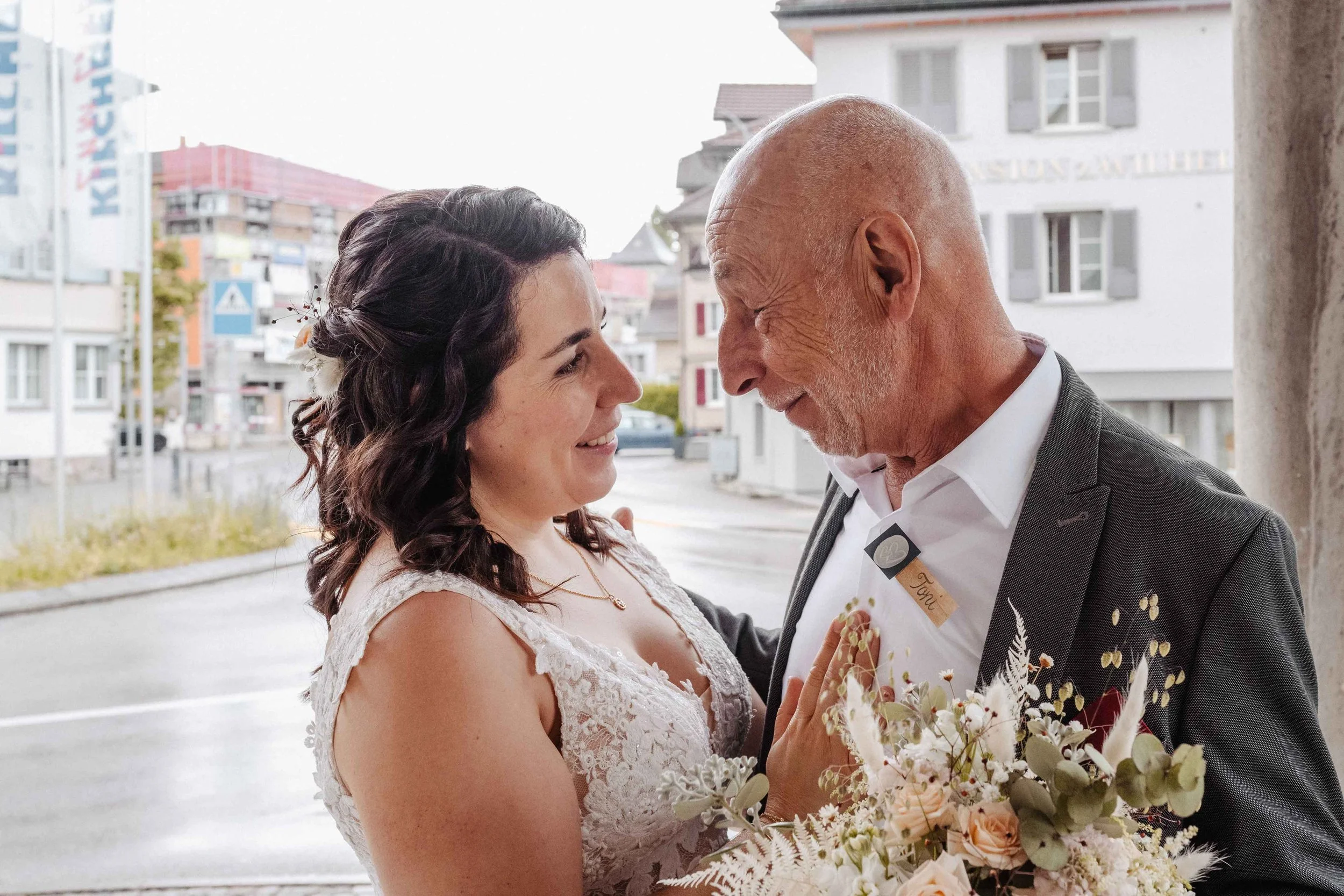 Braut und Brautvater vor der Trauung. Brautvater ist sehr gerührt.