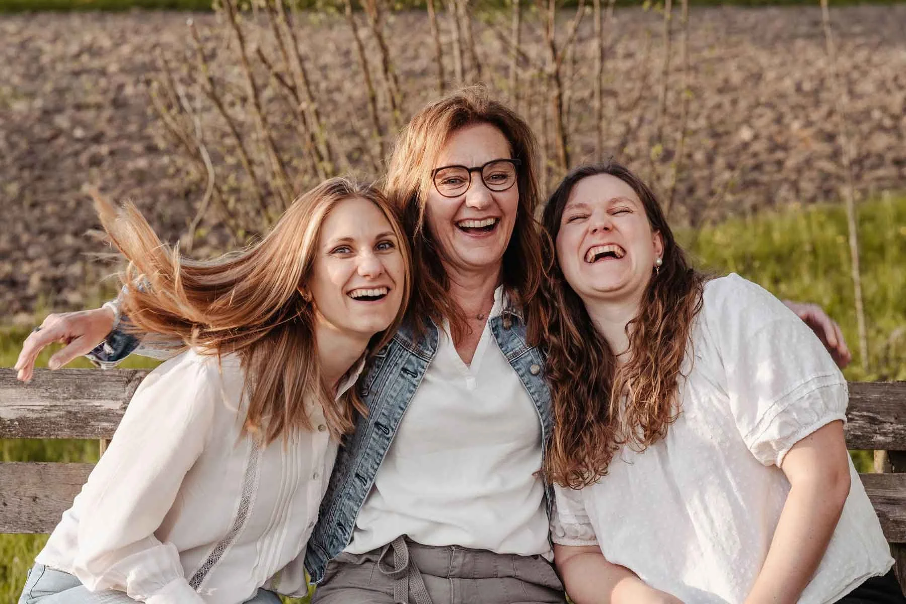 Mutter mit Töchter in der Natur haben Spass