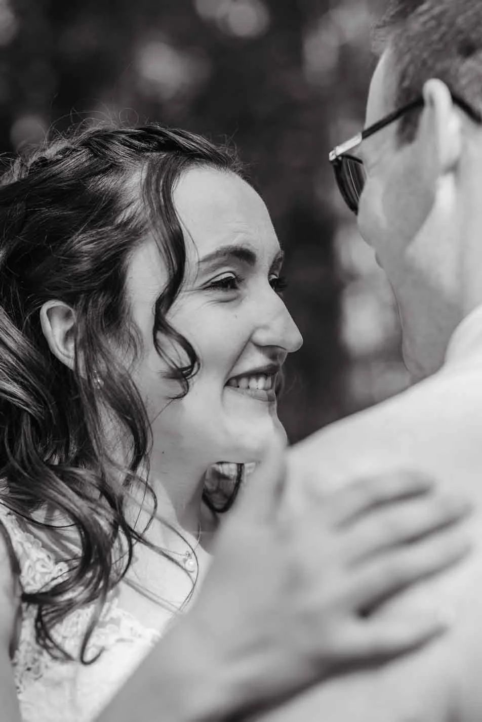 Schwarz-Weiss-Foto einer gerührten Braut.