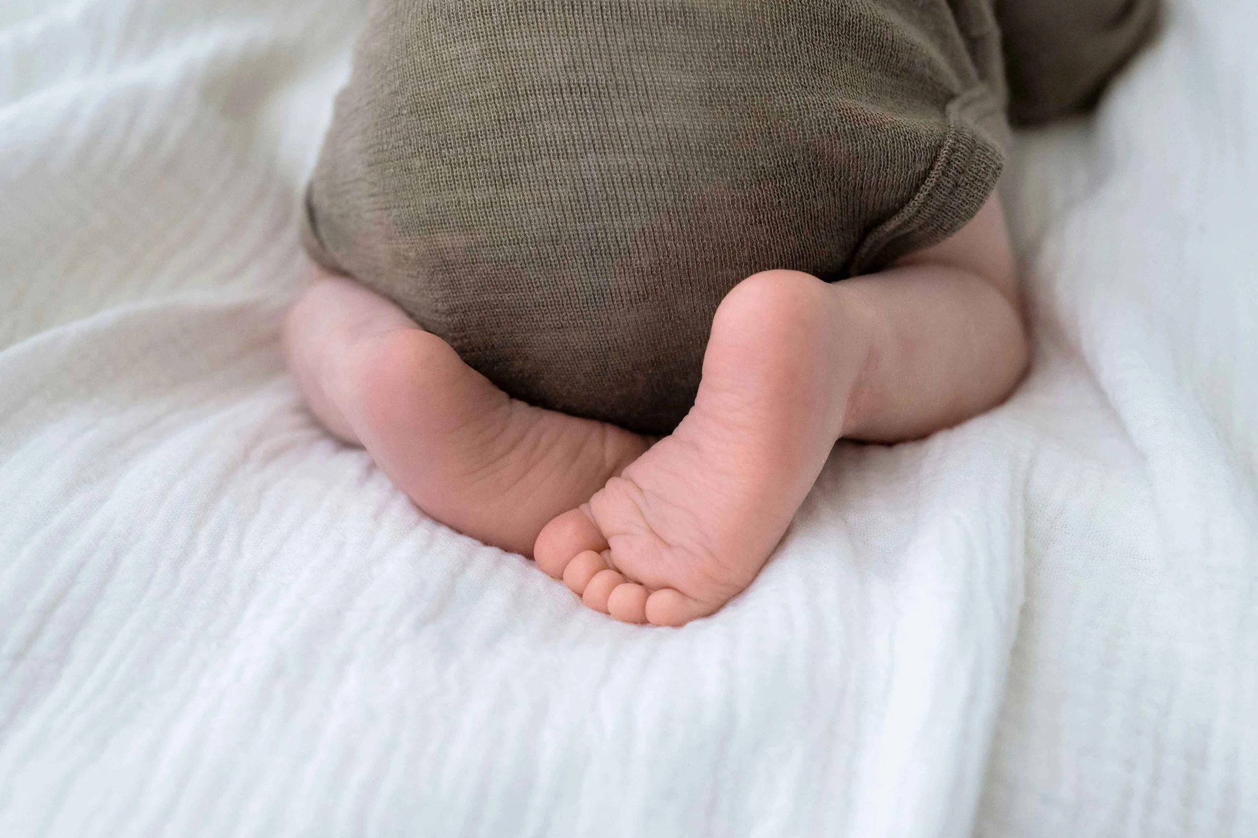 Nahaufnahme eines Babys von den Füssen.