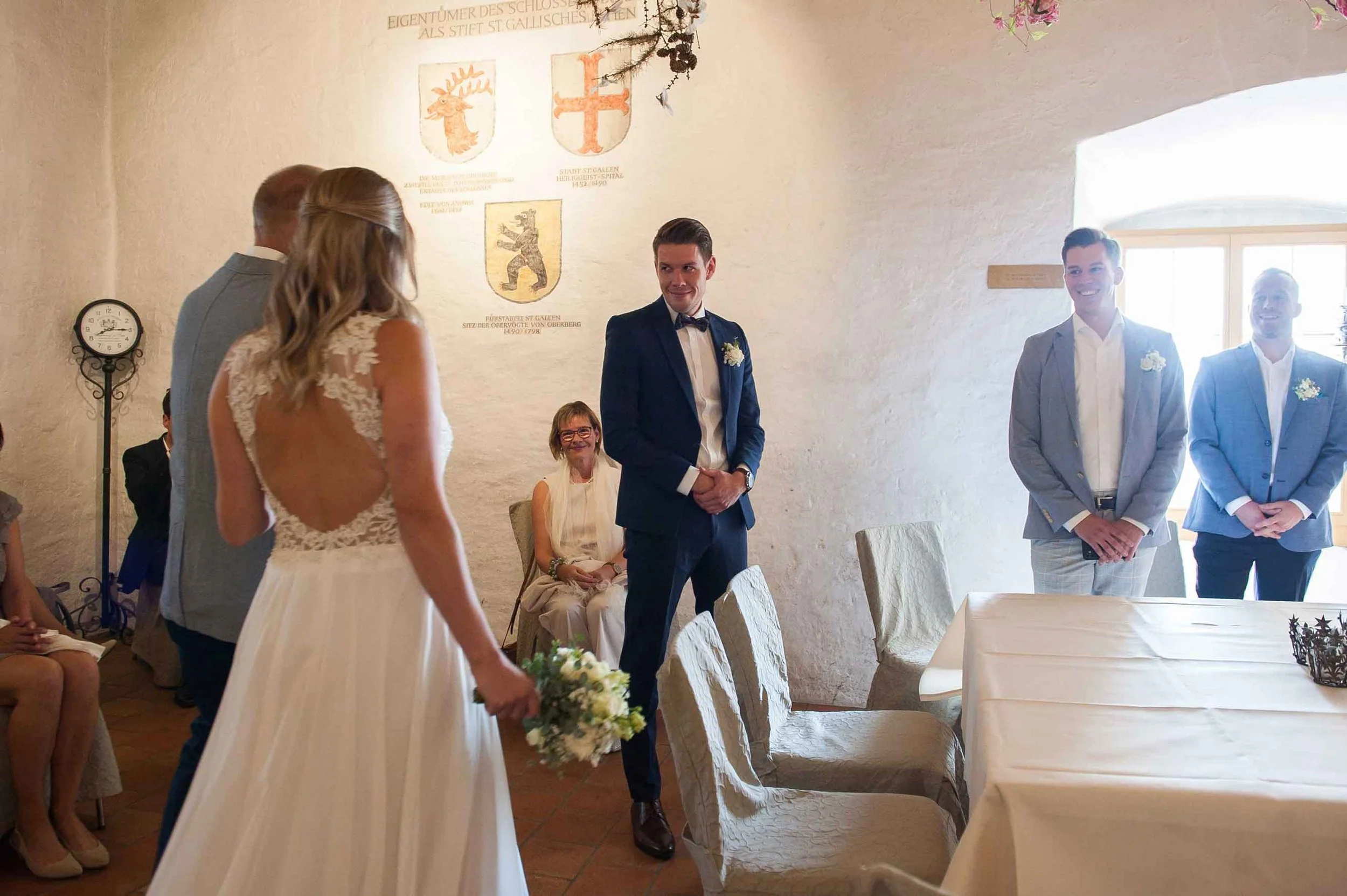 Zivile Trauung in einem alten Schlossraum, Braut wird vom Brautvater zum Bräutigam geführt.