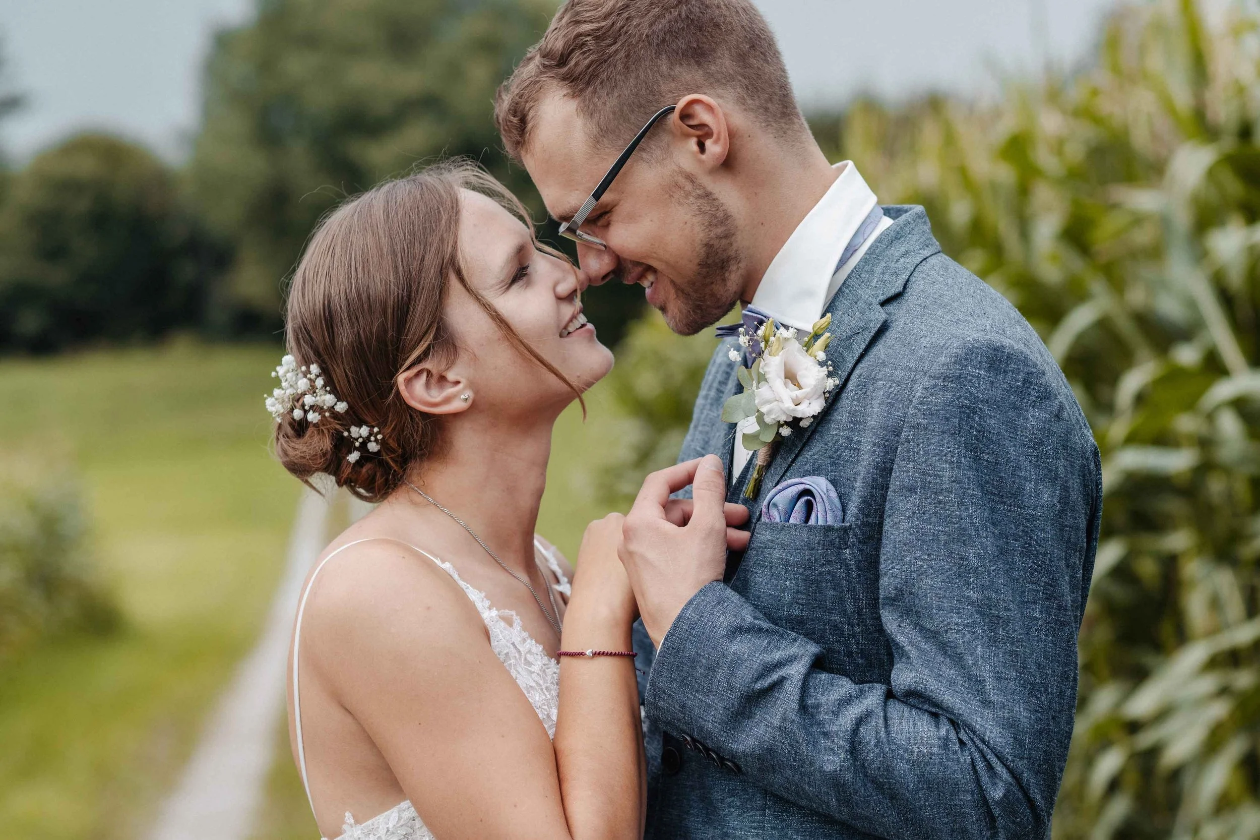 Brautpaar schaut sich tief in die Augen.