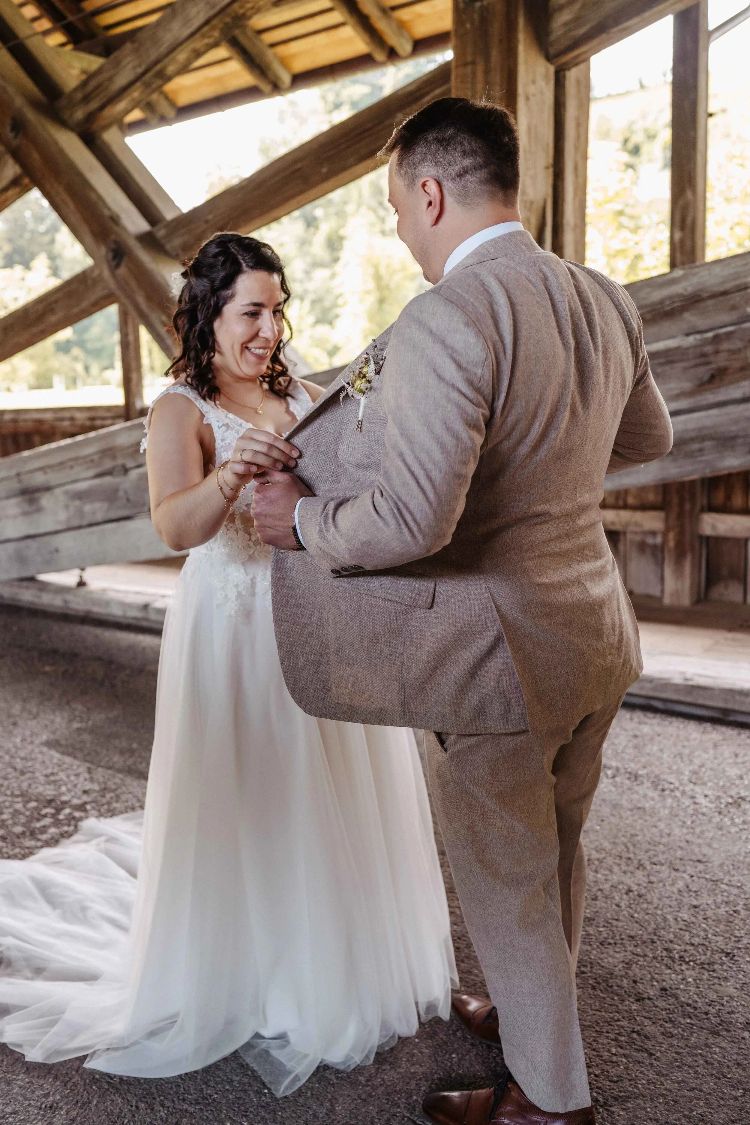 Brautpaar bei der Hochzeit auf einer alten rustikalen Brücke mit natürlichem Licht.