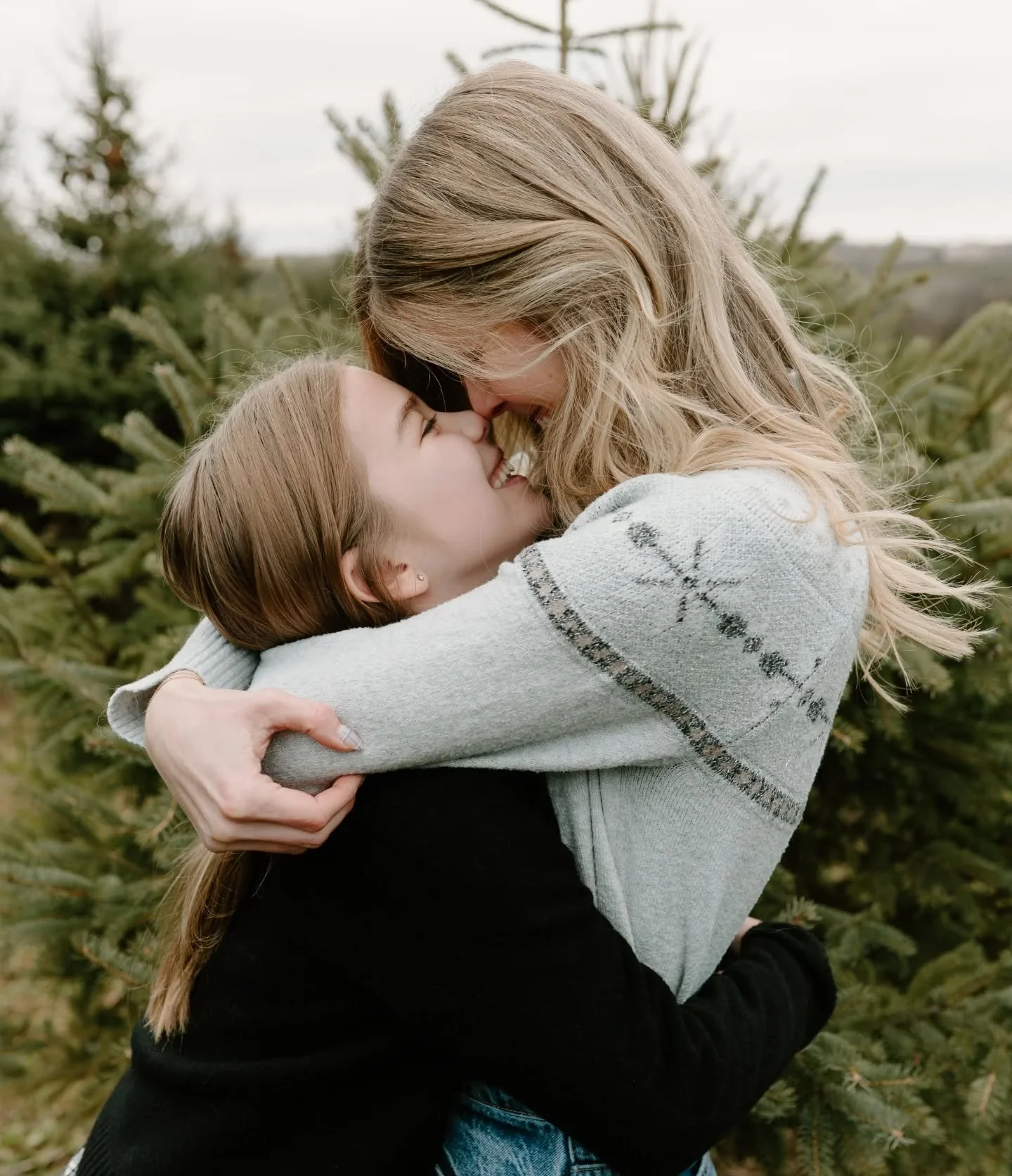 The sweetest family tree farm session 🌲 

Fun fact: I shot their newborn photos almost 10 years ago! Time, you are a thief. This sweet girl is just the best. ❤️

.
.

#durhamregionfamilyphotographer #durhamregionphotographer #whitbyphotographer #whi