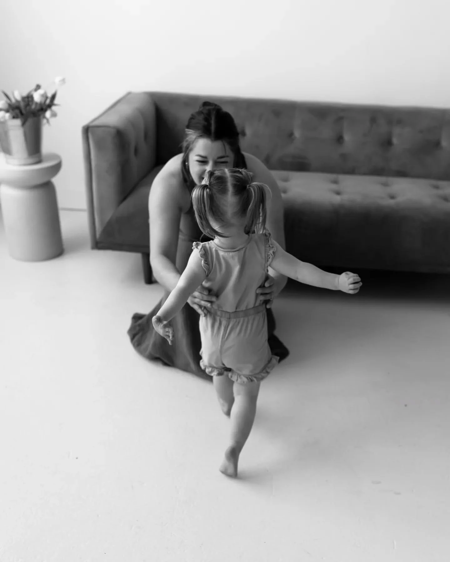These two 🩷 
Equally silly and sweet, they share the best bond. I first captured photos of these beauties when Rosalie was less than a month old. Thank you for bringing me along to capture these sweet milestones along the way. 🥹

.

#mothersdaymini