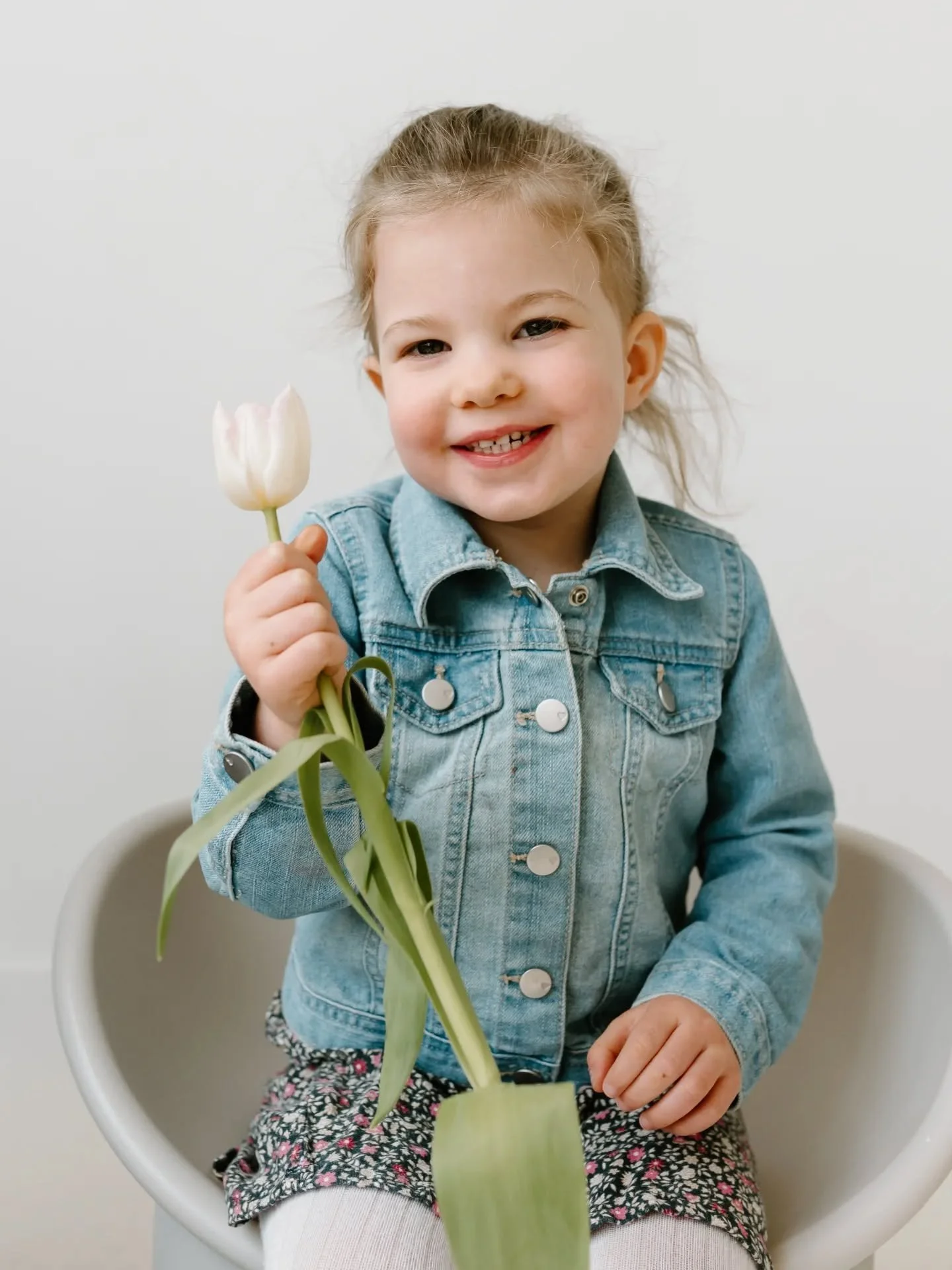One of our Mother's Day minis, and some very sweet family moments 🤍

So honoured to capture this season of life for you. 

.

. 
#durhamregionfamilyphotographer #whitbyfamilyphotographer #torontofamilyphotographer #durhamregionlifestylephotographer