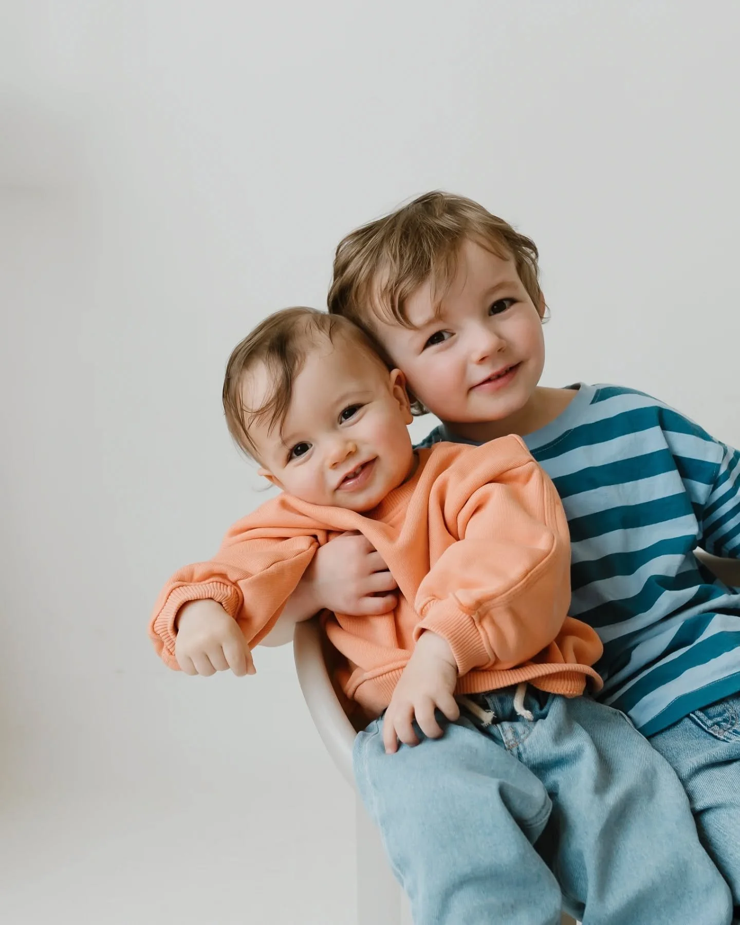 This is brotherhood 💙 
With Father's Day just around the corner, it's the perfect time to capture some updated family photos! These days can feel so busy and go go go, so don't wait for things to slow down to capture the memories. You are living the