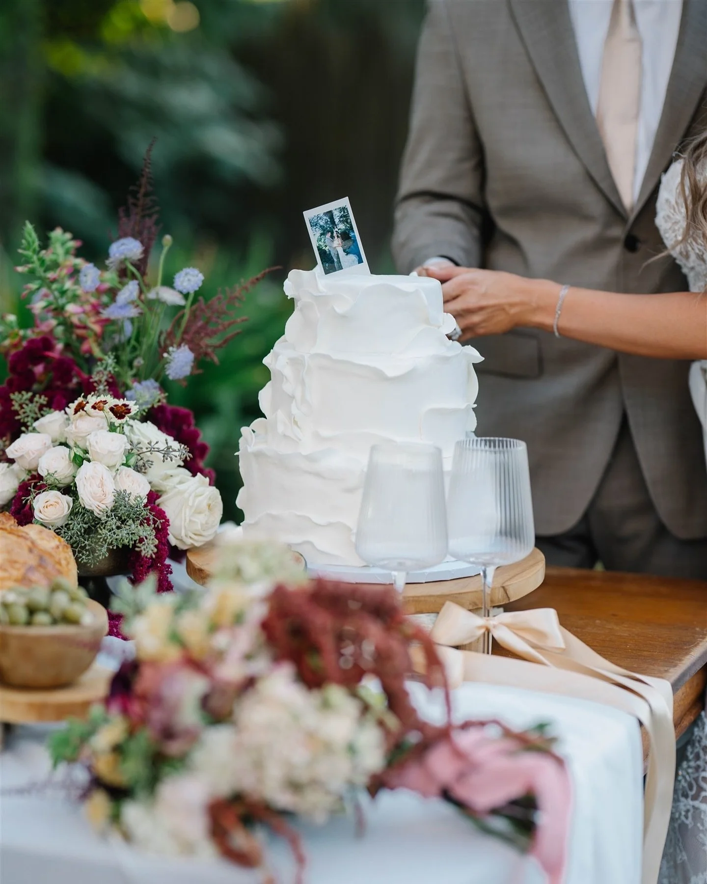 These details just make me soo soo happy.
Photographer @nadejdavusikphoto

Planning, Design @timelesseventsandphotos 
Cohost @mtphotoco 
Florals @studio26events 
Cake @shortcakesmerced 
Garden @kruppafarmsandgarden 
Charcuterie @cheeseykeeseycharcute