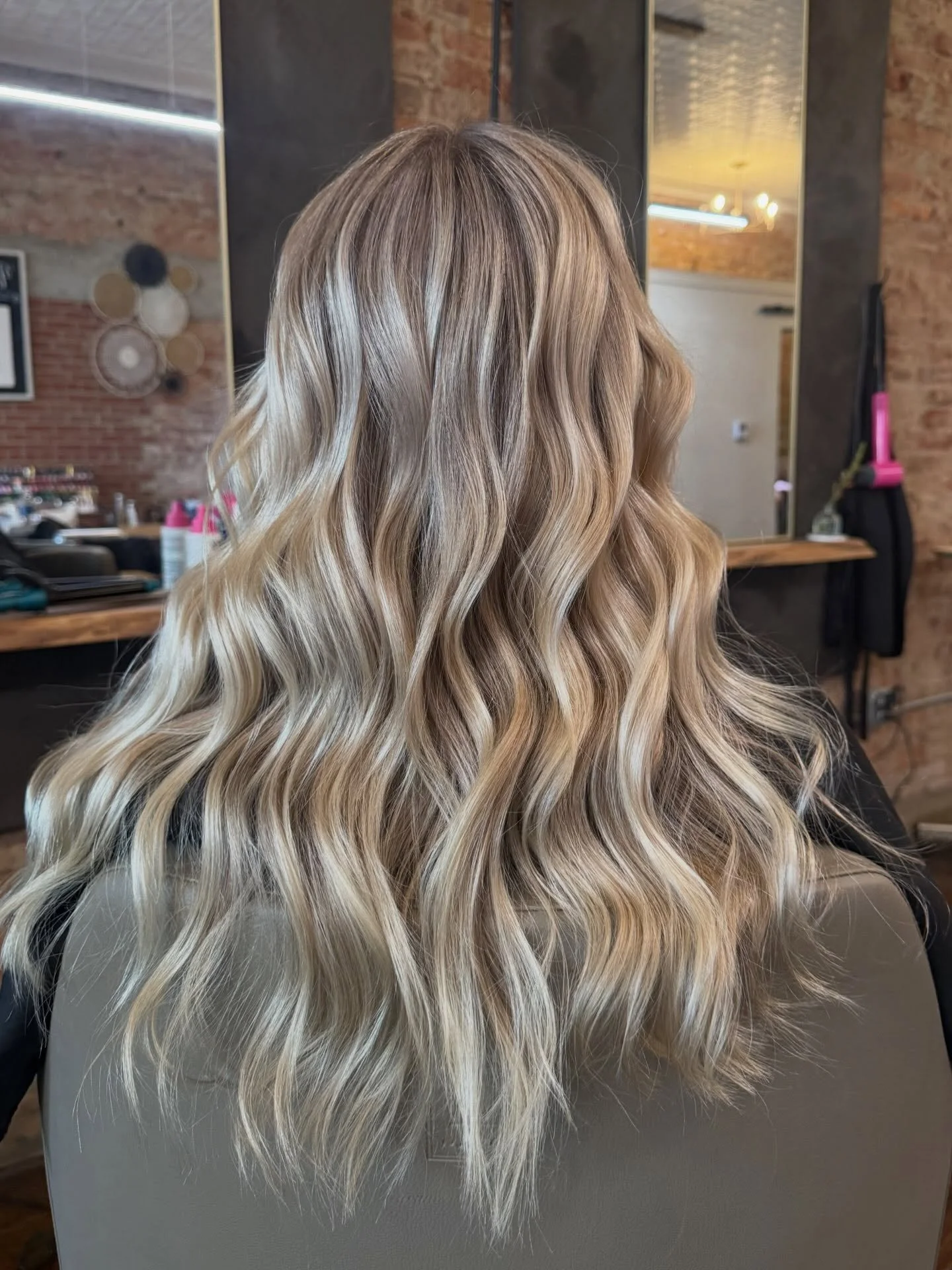 Curled style allows for depth to pop through visually more dimensional. Straightened hair creates a smooth curtain of color blending and smoothing all of the dimension 🙌🏼

Book online Inktcosmetics.com 
Salem OH
#ohiohairstylist #blonde