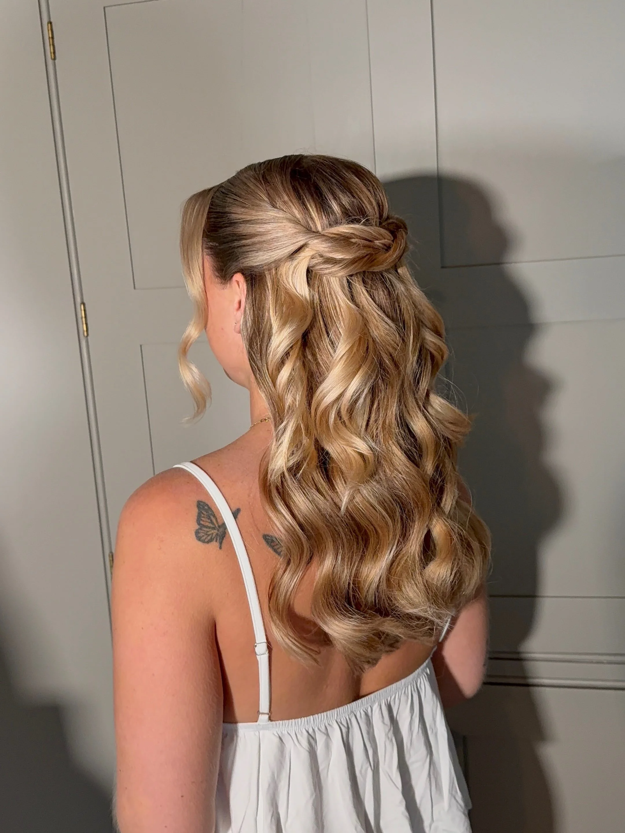 Bride + 4 👰&zwj;♀️ 💃💃💃💃
Bridal hair from this weekend! Inquire for your 2027 wedding now at Inktcosmetics.com 
Congratulations and thank you again 🤗