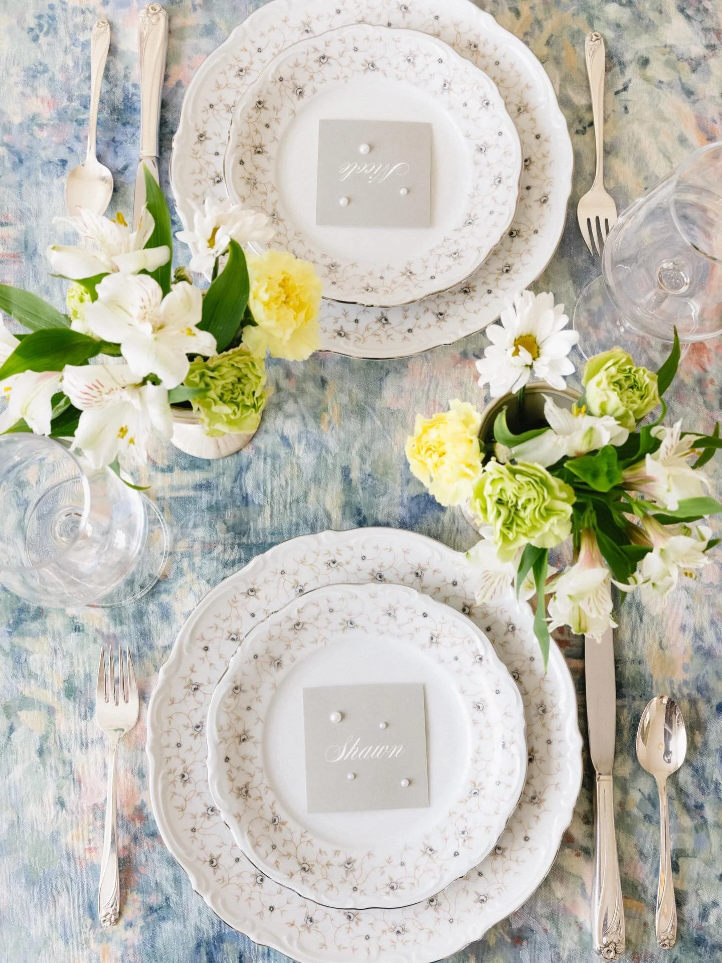 influencing you all to have more blue tones in your wedding decor 

.
.
.
#weddingphotography #weddingdetails #denverwedding #coloradoweddingphotography #denverweddingphotographer