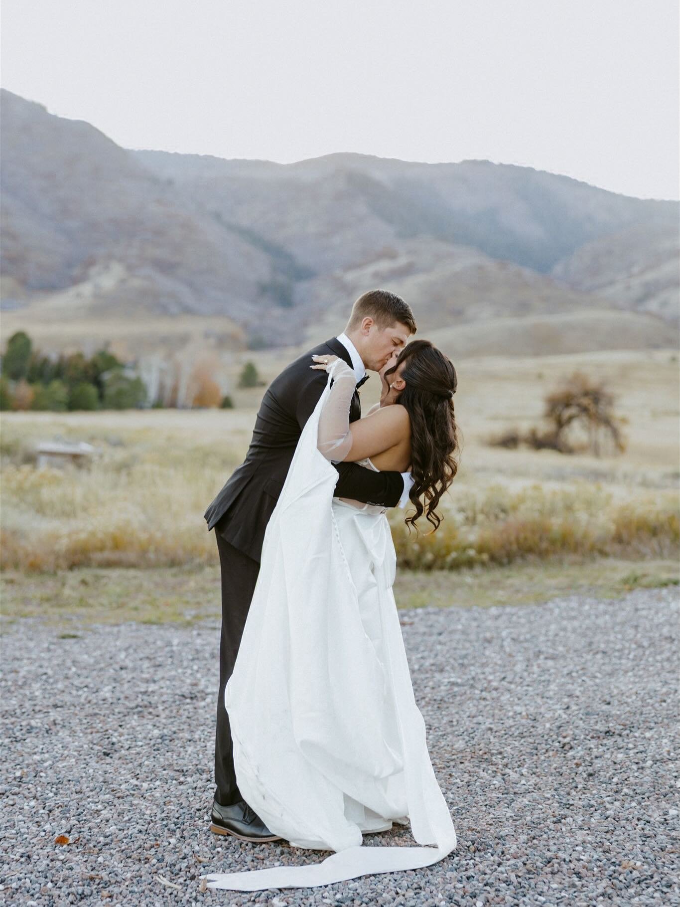 Love at the Manor House 

I don&rsquo;t know what it is, but something about @themanorhouseco just before the sun goes down is so perfect. I mean to be honest, a lot of things about a wedding at the manor house are just perfect. The soft sunlight tha