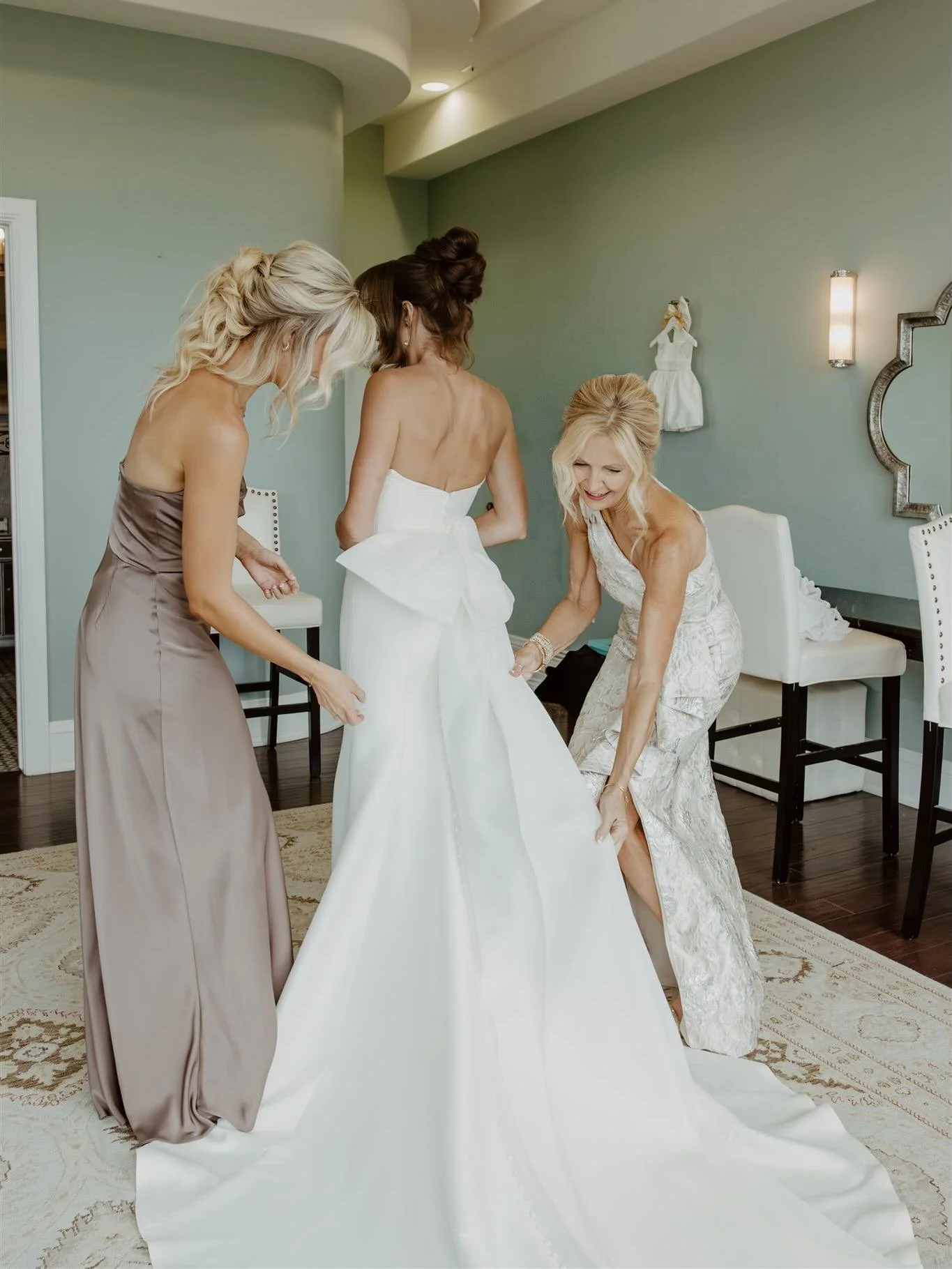 the peace &amp; the party 

Couldn&rsquo;t help but share a few more from this beautiful August wedding day at The Pinery in Colorado Springs. This one was so fun to document &amp; believe me the celebration was a fun one 

This team of vendors was s