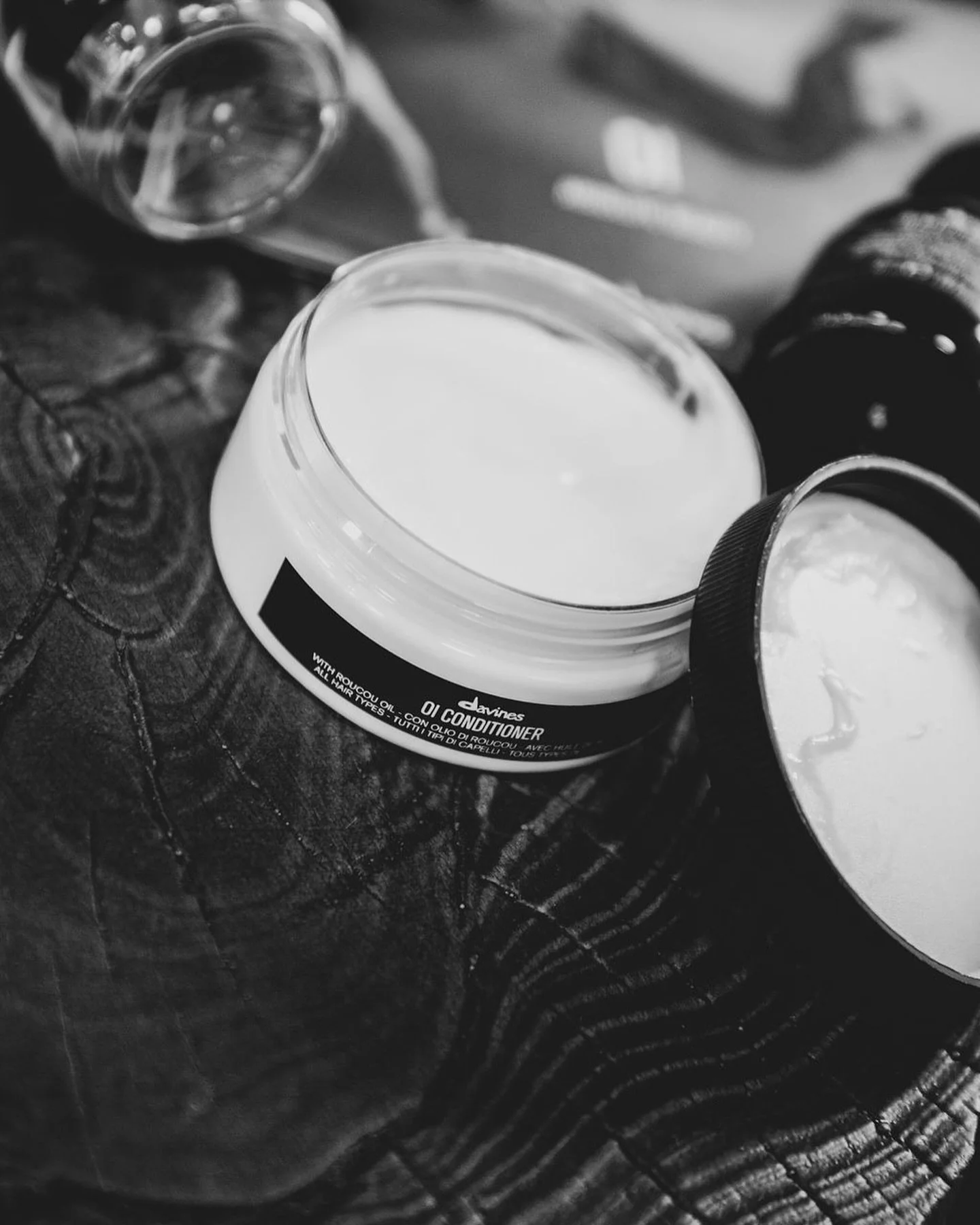 Reasons why we use Oi by Davines 

&bull; it&rsquo;s delicate and softening duo made with antioxidant-rich  roucou oil maintains shine, full bodied and voluminous hair for all hair types and nourishment for extensions without weighing down your natur