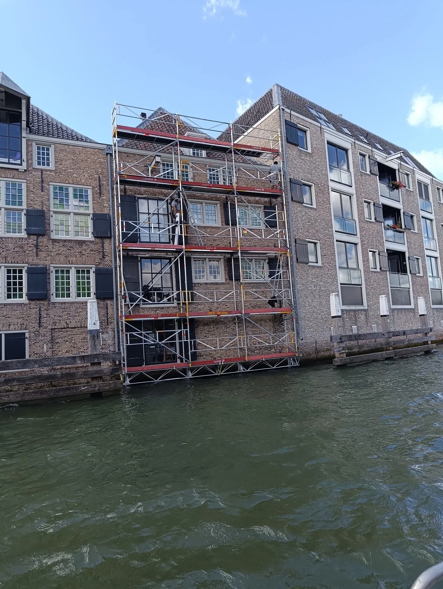 Wij doen echt alles in de watersport! Vandaag mochten we wederom ondersteunen bij de bouw van een steiger op het water in Dordrecht voor @xtramaterieel &amp; @xtraservices &amp; @mavemat &amp; @dutch_harbour ☀️ 🛥️ Bedankt voor de leuke dag en opdrac