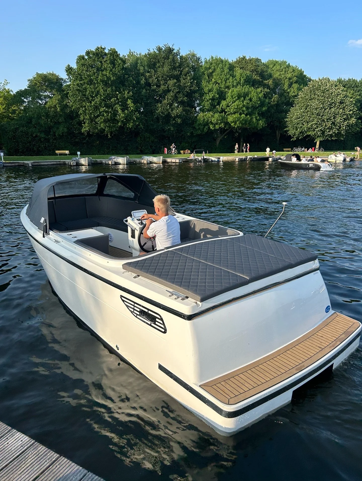 TendR 20 &ndash; Stijlvol, Ruim en Comfortabel op het Water

Ervaar ultieme luxe en vrijheid op het water met de TendR 20. Deze moderne tender combineert een strak design met een slimme, veelzijdige indeling, waardoor elke centimeter optimaal benut w