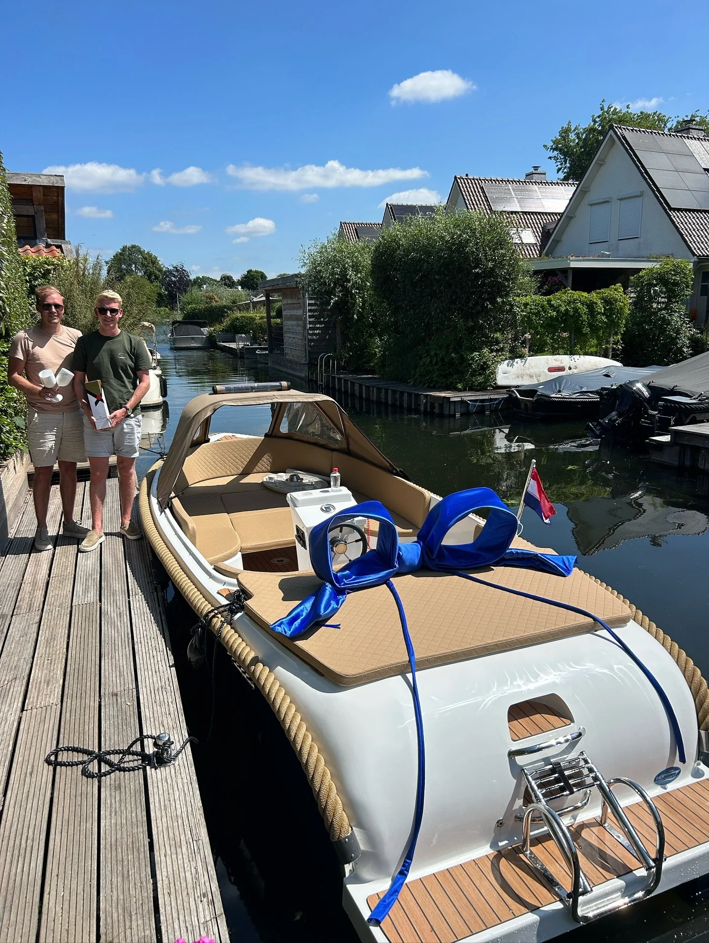 Luxe, elegantie en charme. Dat zijn de drie woorden die deze Gentle 590 Tender verdienen! Vandaag mochten we weer twee super enthousiaste booteigenaren blij maken met hun gloednieuwe zelf samengestelde Tender! Wij van Team Hof Watersport wensen ze on