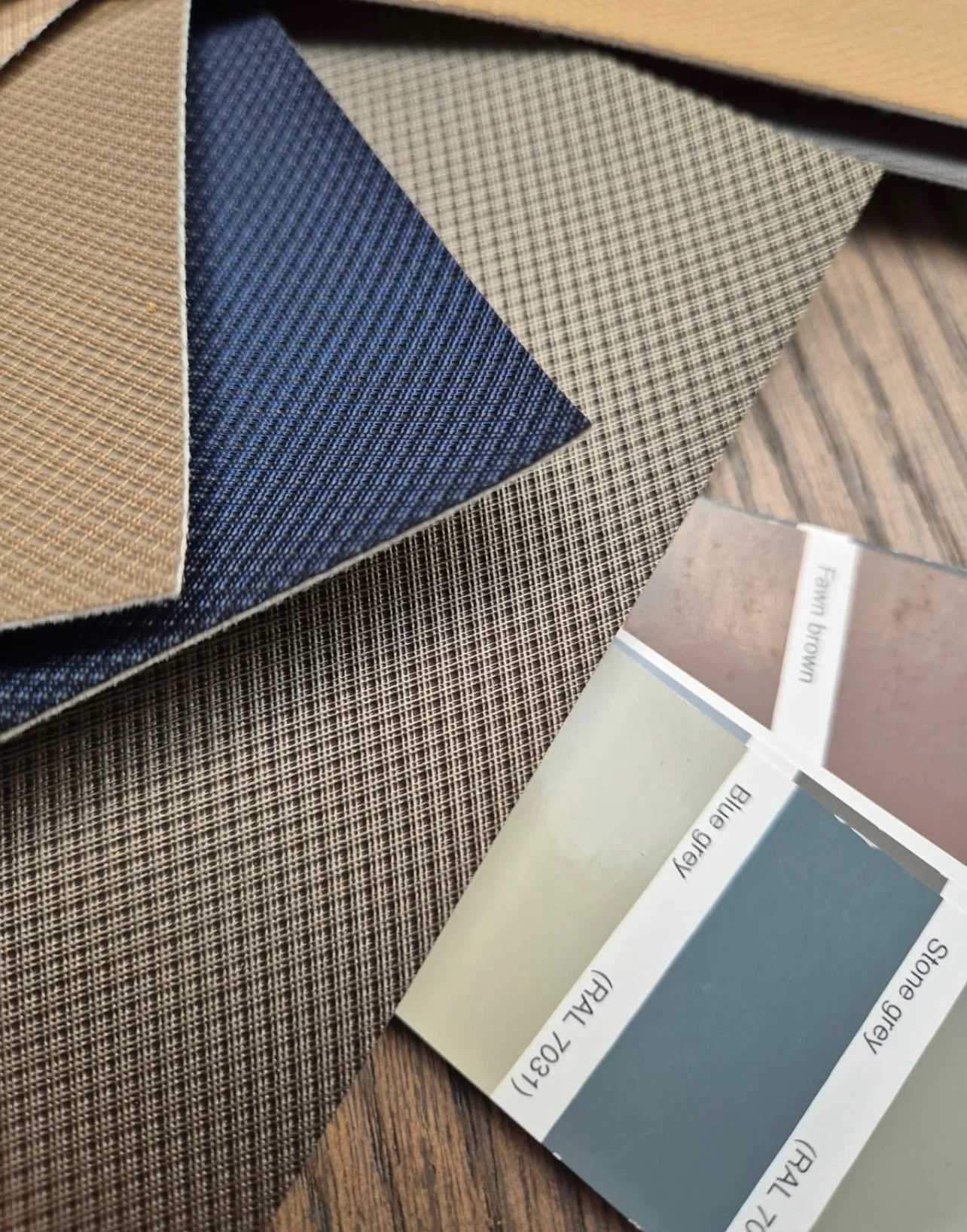 Tijdens boot D&uuml;sseldorf viel de familie de Coen al over de charme van de Gentle 555 Tender. Toen ze te horen kregen dat ze de boot ook nog eens helemaal in kleur konden samenstellen waren ze gelijk verkocht. De kleurstalen werden goed naast elka