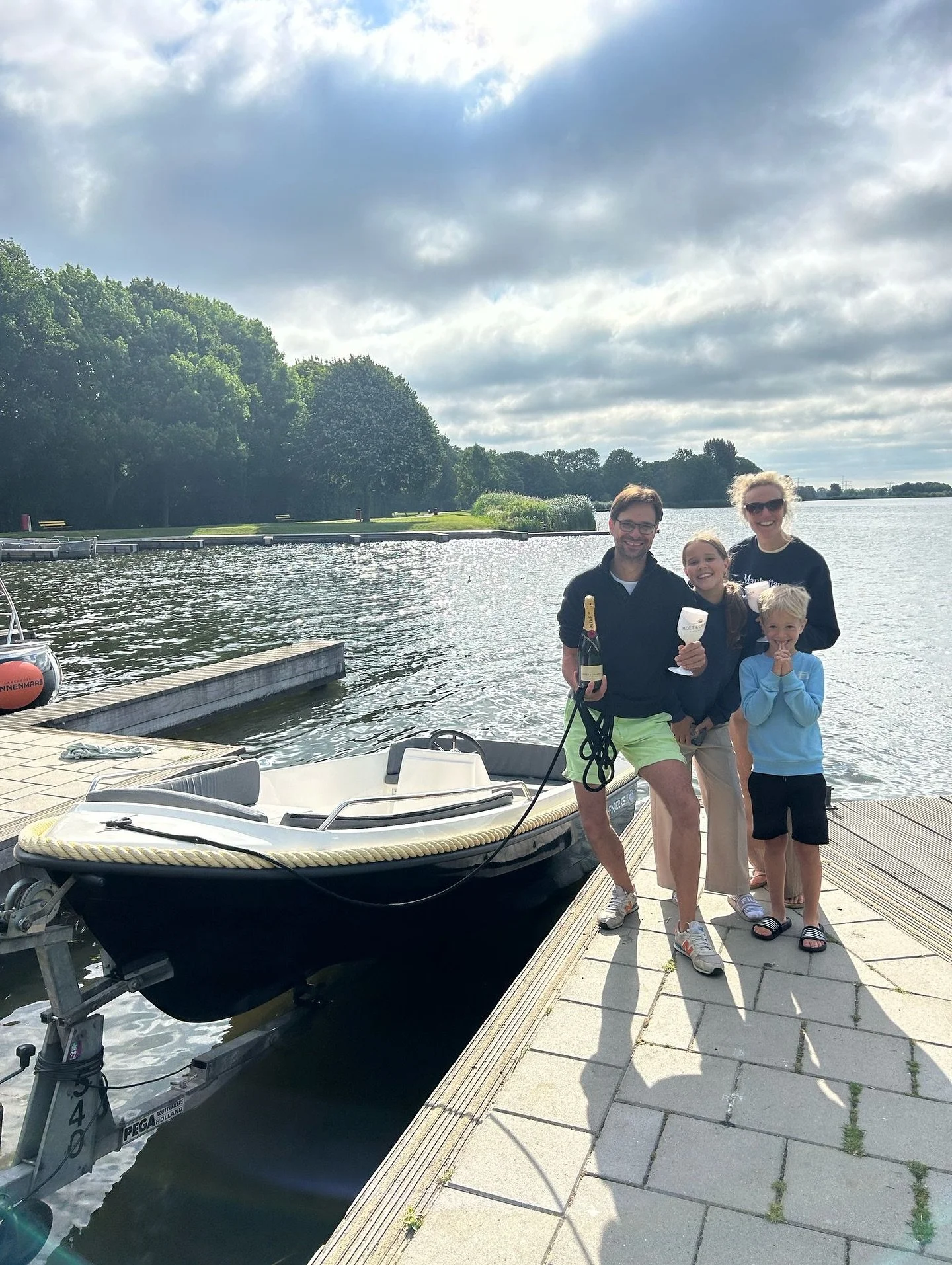 Vandaag mochten we weer een super mooie sloep afleveren aan de familie Gores op de Binnenmaas!🍾 Thuiswedstrijd voor ons en we zijn super dankbaar voor het vertrouwen. Team Hof Watersport wenst de familie Gores enorm veel vaarplezier toe op de pracht