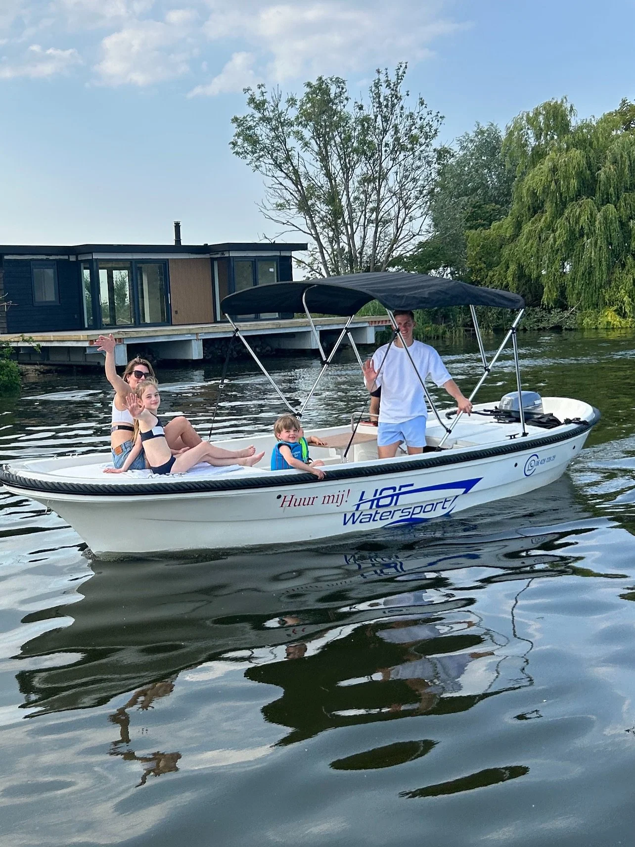 Hebben jullie hem al voorbij zien komen?👀 Na jarenlange aanvragen voor bootverhuur kunnen jullie nu eindelijk via ons een boot huren!🤩🎉 Doe nu je aanvraag via 0642913929! 👨&zwj;👩&zwj;👧&zwj;👦 Tot 8 personen
🌧️ Gratis annulering bij slecht weer