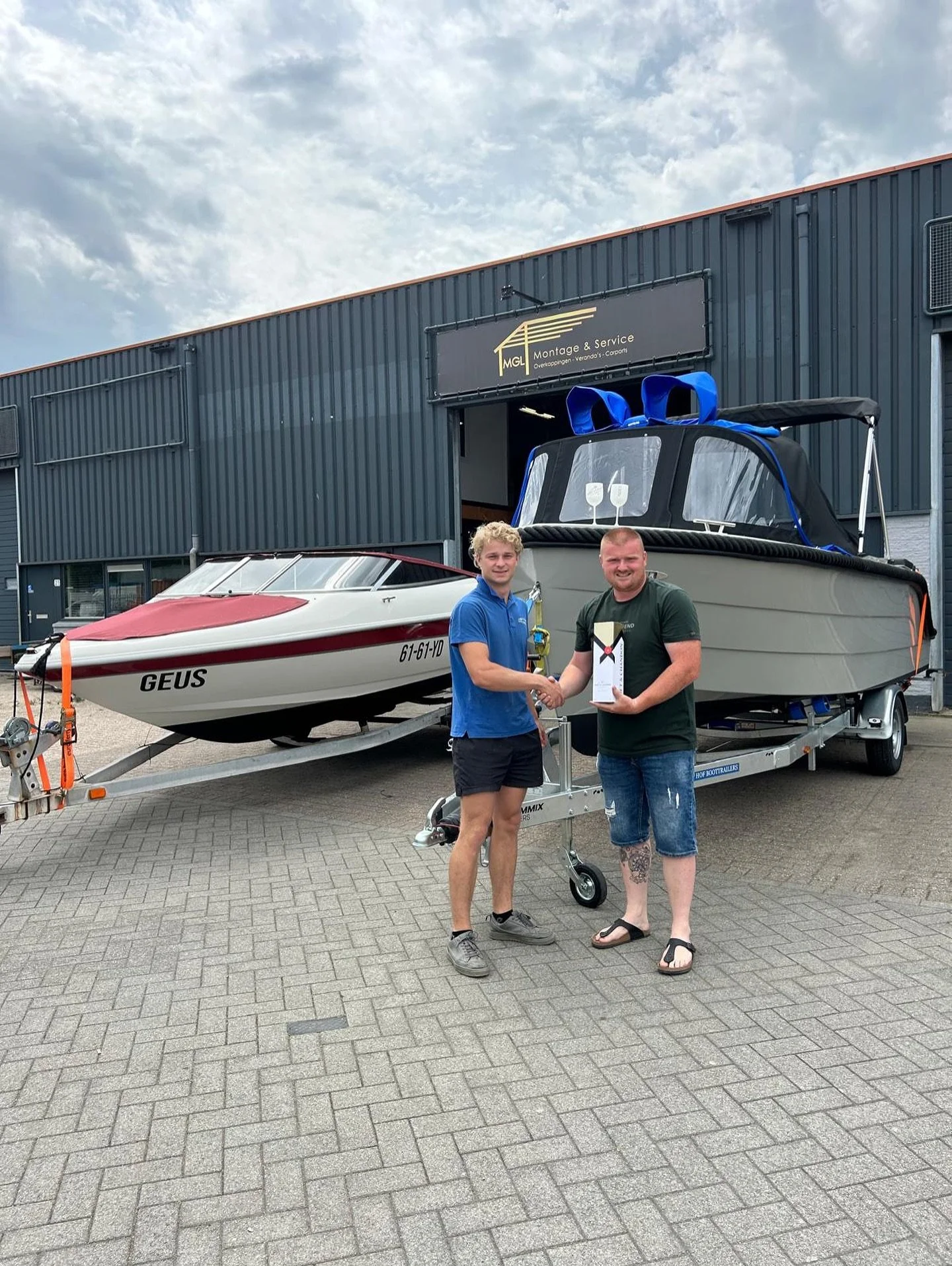 Brielle is weer een mooie Tender rijker!🥳 Familie Lips ruilde hun speedboot in voor een prachtige Gentle 630 Tender. Ze kwamen de showroom binnen voor een kleine tender maar uiteindelijk werd het toch de Gentle 630 Tender!! Wat is hij prachtig gewor