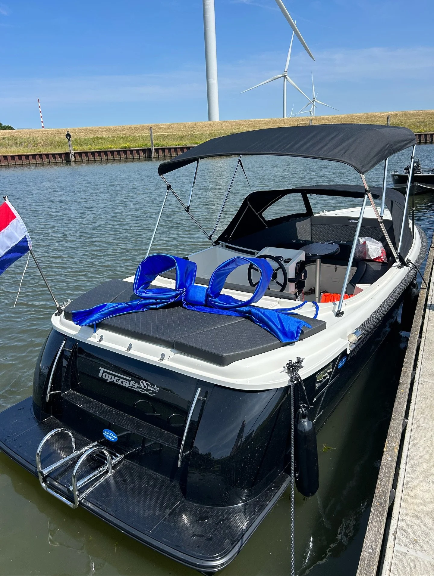 Schitterend weer voor een schitterende boot! Vandaag mochten we een Topcraft 605 Tender afleveren aan familie van Kempen. Lekker vlakbij namelijk in Ooltgensplaat! Wij hopen deze schitterende boot deze zomer nog te zien schitteren in de Biesbosch ✅🥳