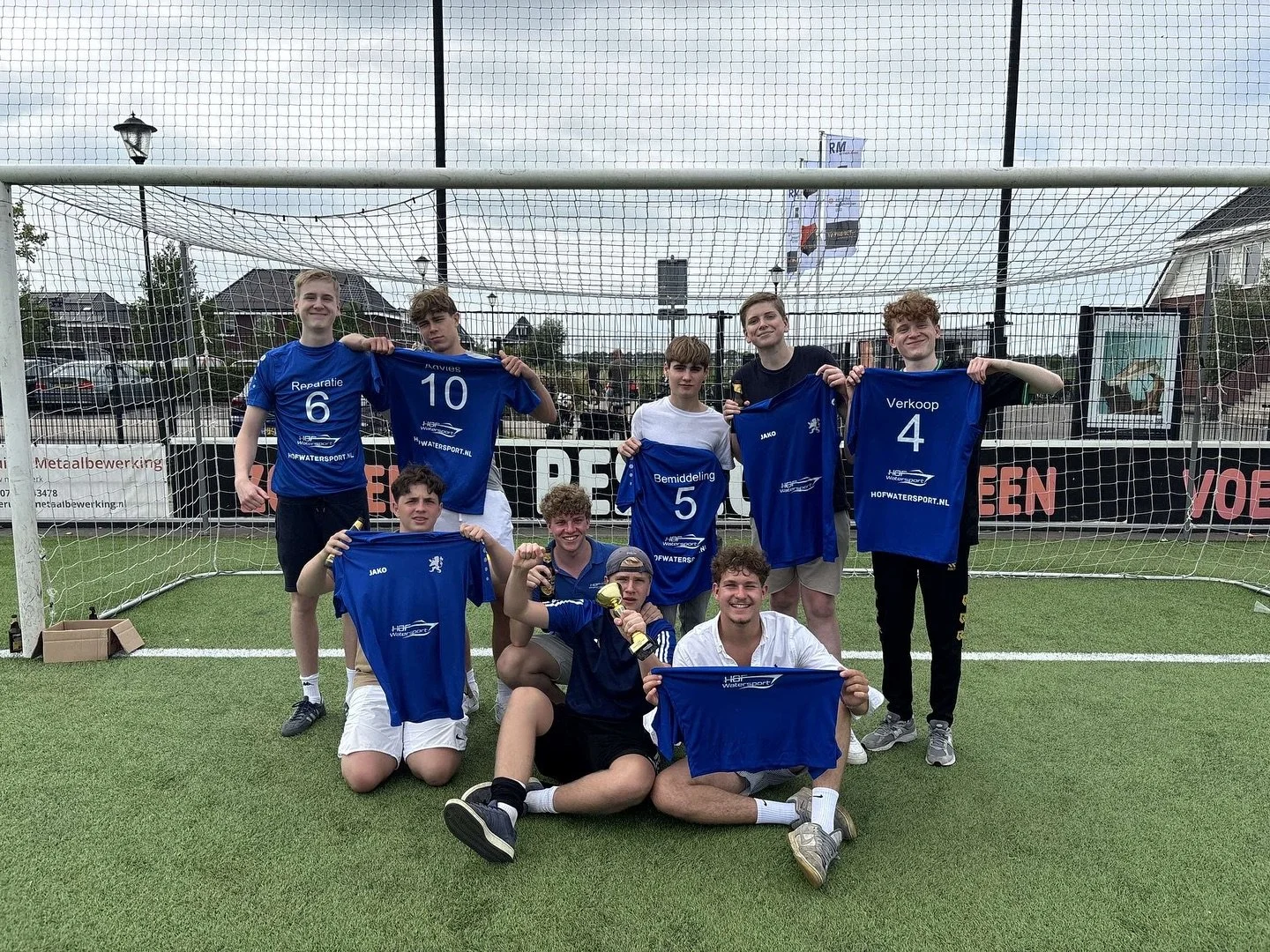 Zaterdag mochten we op het bedrijven toernooi van @vv_goz  een heel team sponsoren en voorzien van onze nieuwe voetbaltenues!🤩💙 Wij zijn super trots op deze toppers met hun beker!🏆✅ De jeugd heeft de toekomst💪🏻