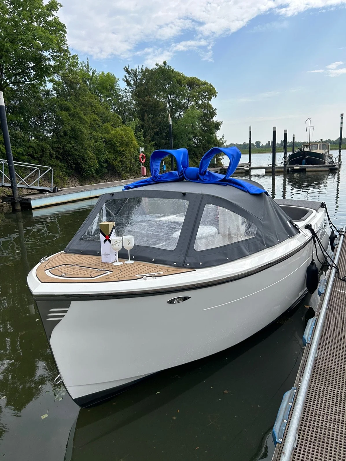 Aflevering van een gloednieuwe Tendr 20!!🥳 Vandaag kregen we het genoegen om na lang wachten eindelijk deze prachtige en elegante Tender af te leveren in Wijk en Aalburg. Wij hopen dat we deze prachtige Tender nog een keer mogen tegenkomen in de Bie