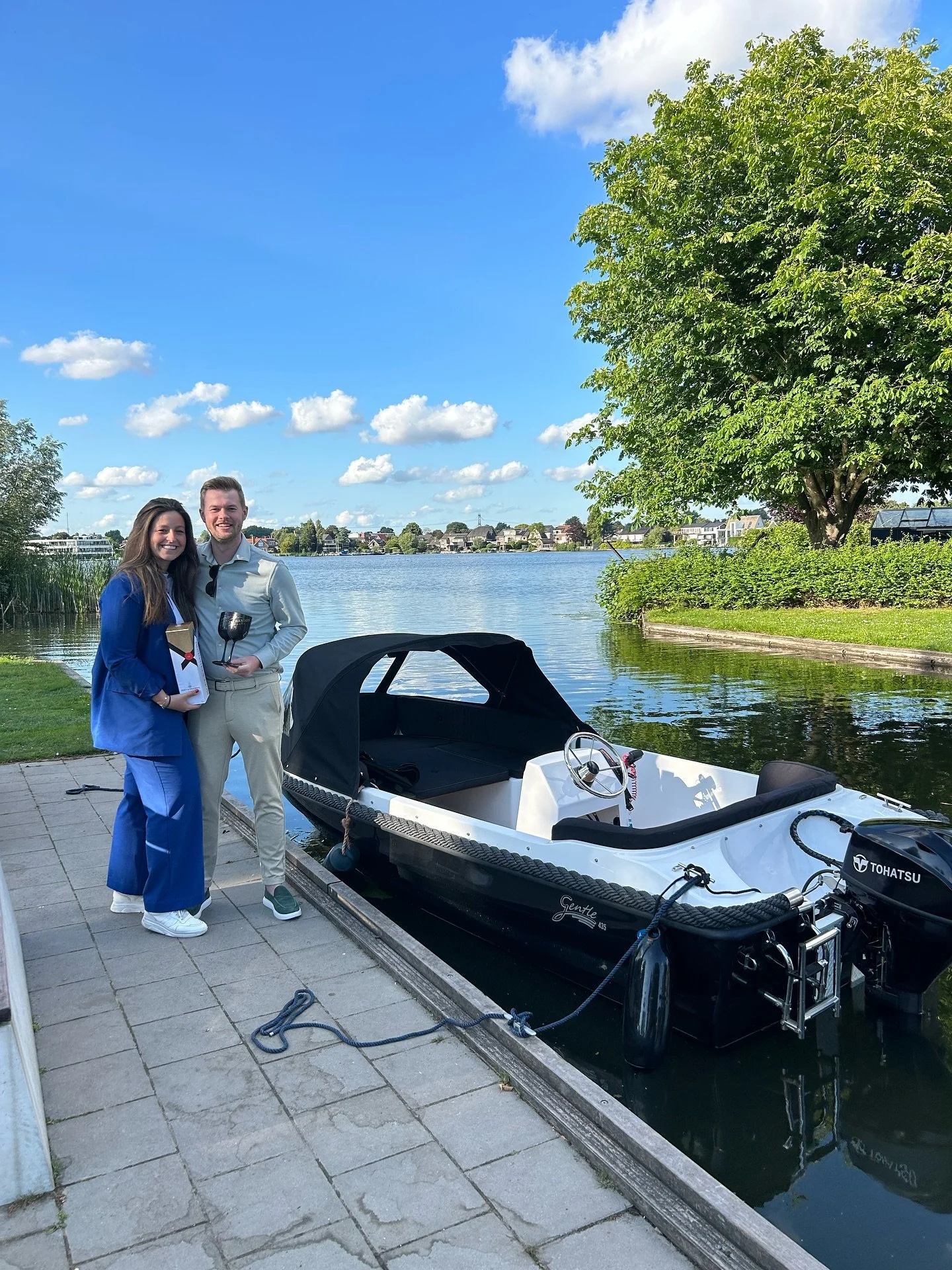 Vandaag mochten we weer een prachtige Gentle 435 sloep afleveren in de buurt!🎉 Dit prachtige sloepje gaat de Binnenmaas verkennen met haar super enthousiaste nieuwe eigenaren. Wij bedanken hun voor het vertrouwen in ons en wensen ze onwijs veel mooi