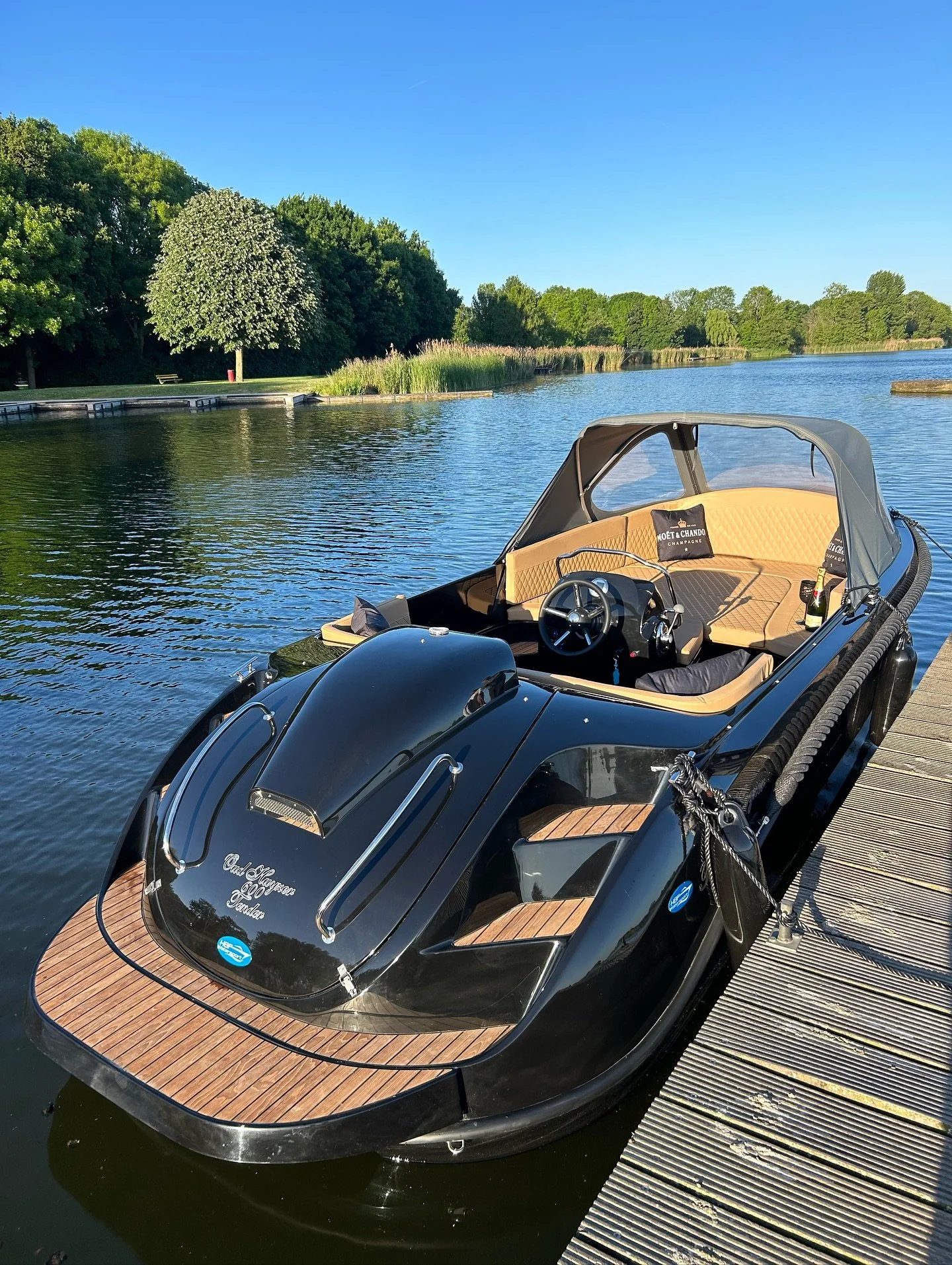 De Oud Huijzer 600 Tender is een prachtige stoere en elegante verschijning op het water. Het unieke design van de spiegel en de mooie strakke lijnen onderscheidt deze tender van vele andere boten. De 600 Tender heeft een verlengd zwemplateau t.o.v. d