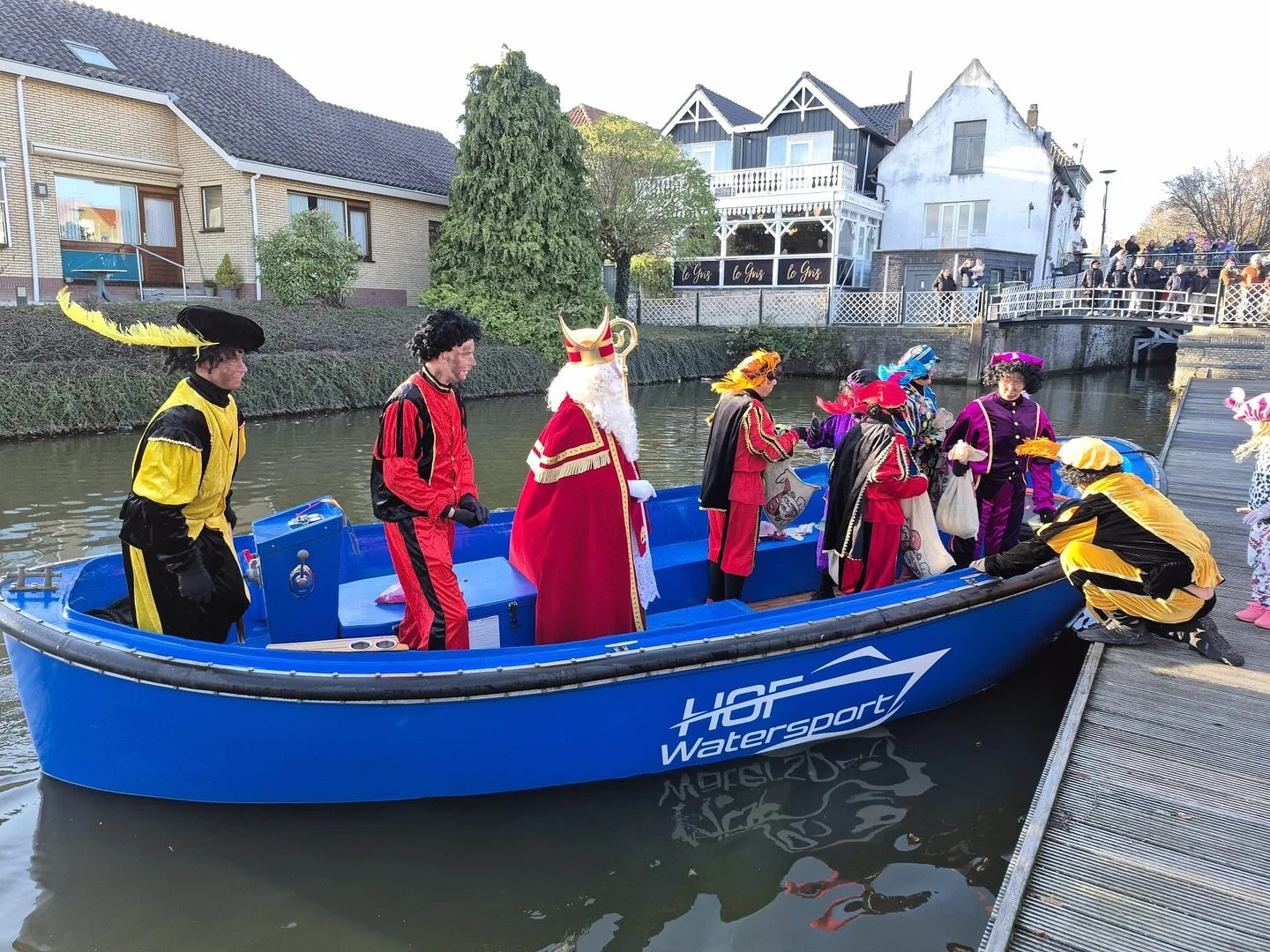 🎁🚤 Sinterklaas komt eraan! 🚤🎁
Wat een feestelijke dag! Vorig weekend mochten wij bij Hof Watersport de stoomboot verzorgen voor de intocht van Sinterklaas in Strijen!! 😍🎅

Stralende kids, blije gezichten en een goedgevulde sloep&hellip; Heerlij