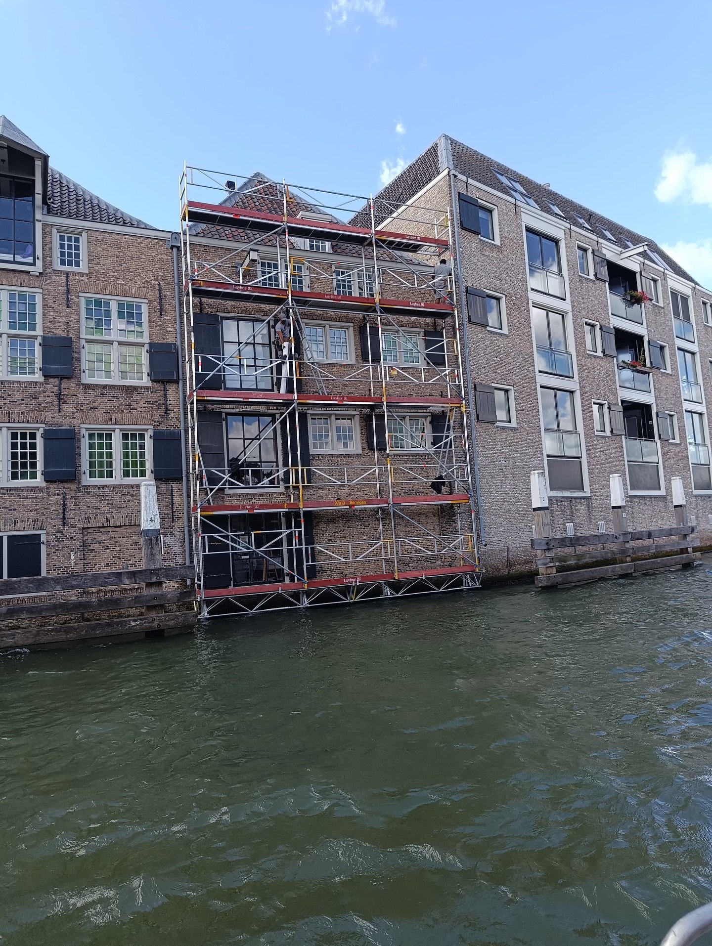 Wij doen echt alles in de watersport! Vandaag mochten we wederom ondersteunen bij de bouw van een steiger op het water in Dordrecht voor @xtramaterieel &amp; @xtraservices &amp; @mavemat &amp; @dutch_harbour ☀️ 🛥️ Bedankt voor de leuke dag en opdrac