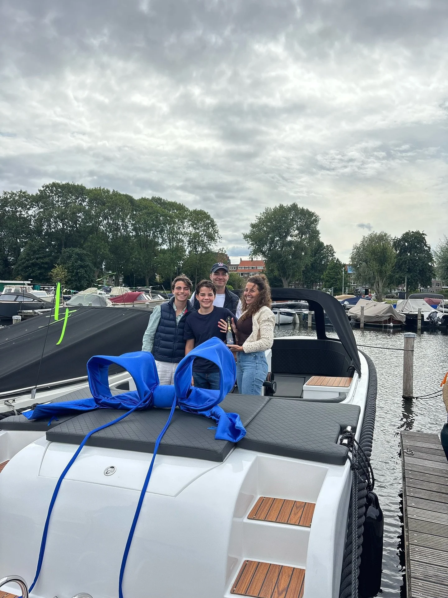 Aflevering Gentle 630 Tender! 🎉De familie van de Haar kwamen bij ons in de showroom omdat hun jongens graag een groter model sloep wilde waar ze met al hun vriendjes op konden varen. En nu ze toch de kans kregen haalde ze met alle enthousiasme hun o