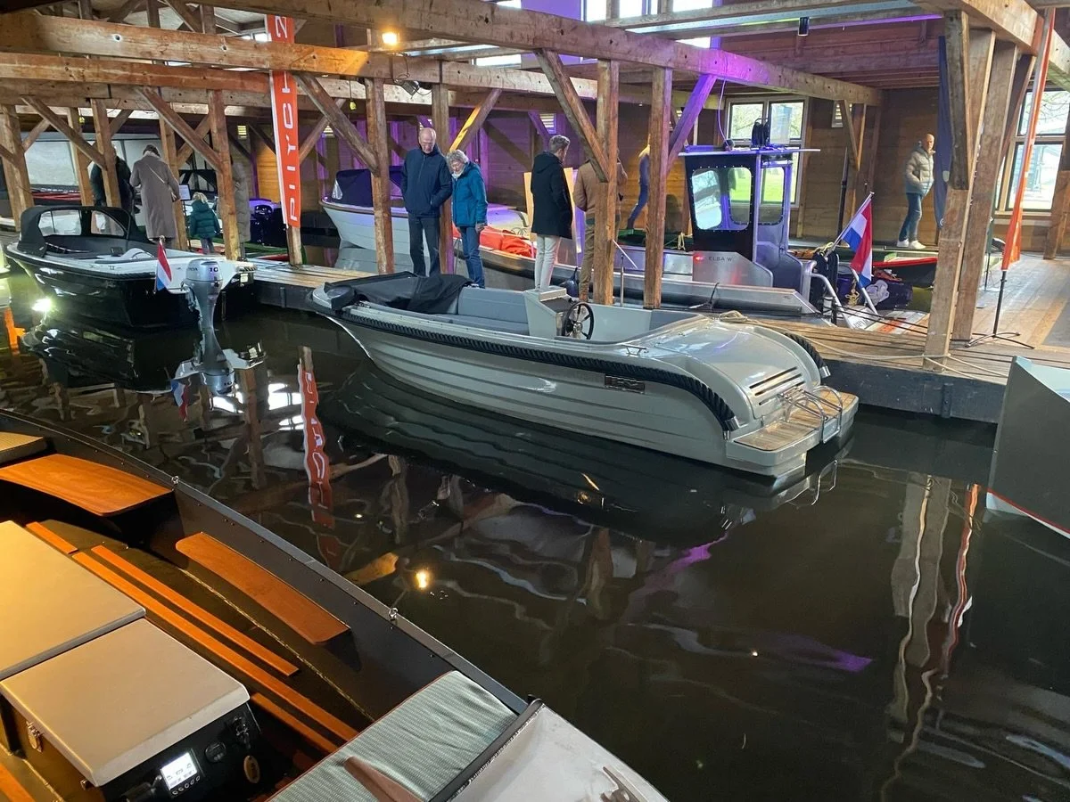 GRATIS botenshow in de oudste doorvaargroenteveiling ter wereld uit 1887! Hier voerden vroeger tuinders hun producten per boot aan om geveild te worden, en nu staan onze prachtige Gentle sloepen hier te pronken!😍 Kom vandaag of morgen (31 januari &a