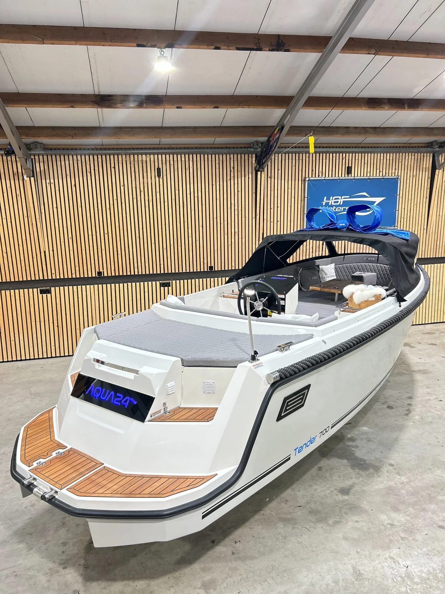 Aqua24 T700 Tender. Het nieuwste model van Aqua24 nu te bewonderen bij ons in de showroom! Word jij de eerste op het water met deze super tender? 🤩🏆 Slechts &euro;37.500,- vaarklaar met 60 pk, boegschroef &amp; Apple CarPlay🥳
