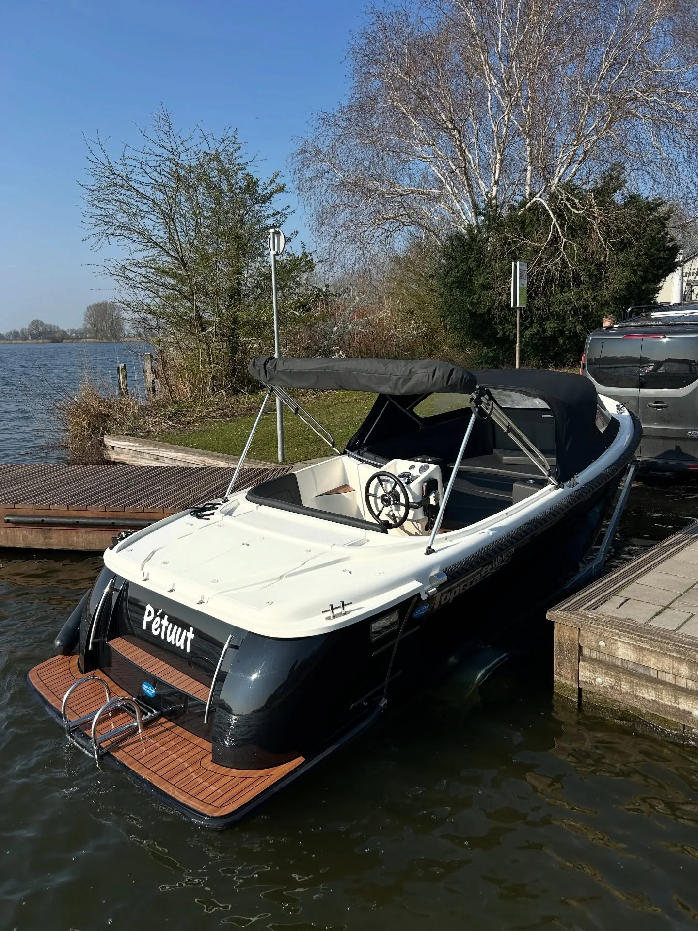 Vandaag mochten we weer een klein projectje afleveren waar we trots op zijn. Namelijk een Topcraft 605 Tender voorzien van een Vetus boegschroef en 60 pk Tohatsu. Daarnaast hebben we ook een accu scheidingsinstallatie gemonteerd zodat de startaccu no