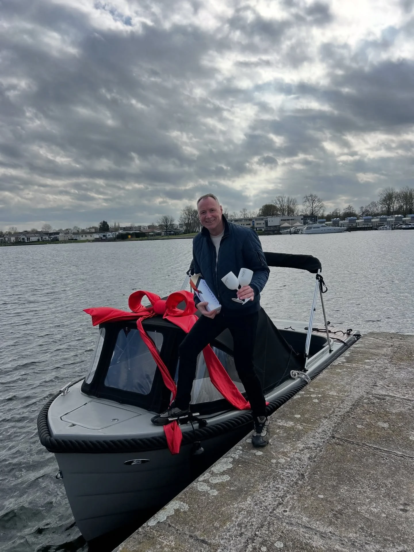 Vandaag hadden we weer een speciale aflevering en dit keer aan een van onze eerste klanten. De eerste aangekochte sloep was iets te klein geworden en dus hebben wij een grotere Tender mogen leveren en wat voor een! Gentle 630 Tender in een stoere ste