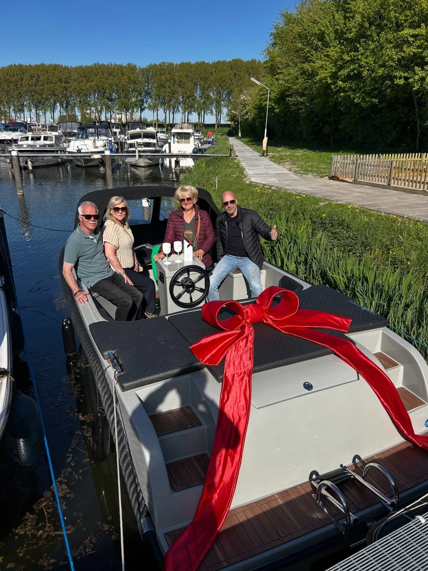 Eindelijk is het moment daar! 🚤✨
Na lang wachten heeft de familie van Dijk hun prachtige Gentle 630 Tender vandaag in ontvangst genomen.

Na een korte instructie waren ze al snel helemaal wegwijs met hun eerste boot, klaar om het water op te gaan! ?