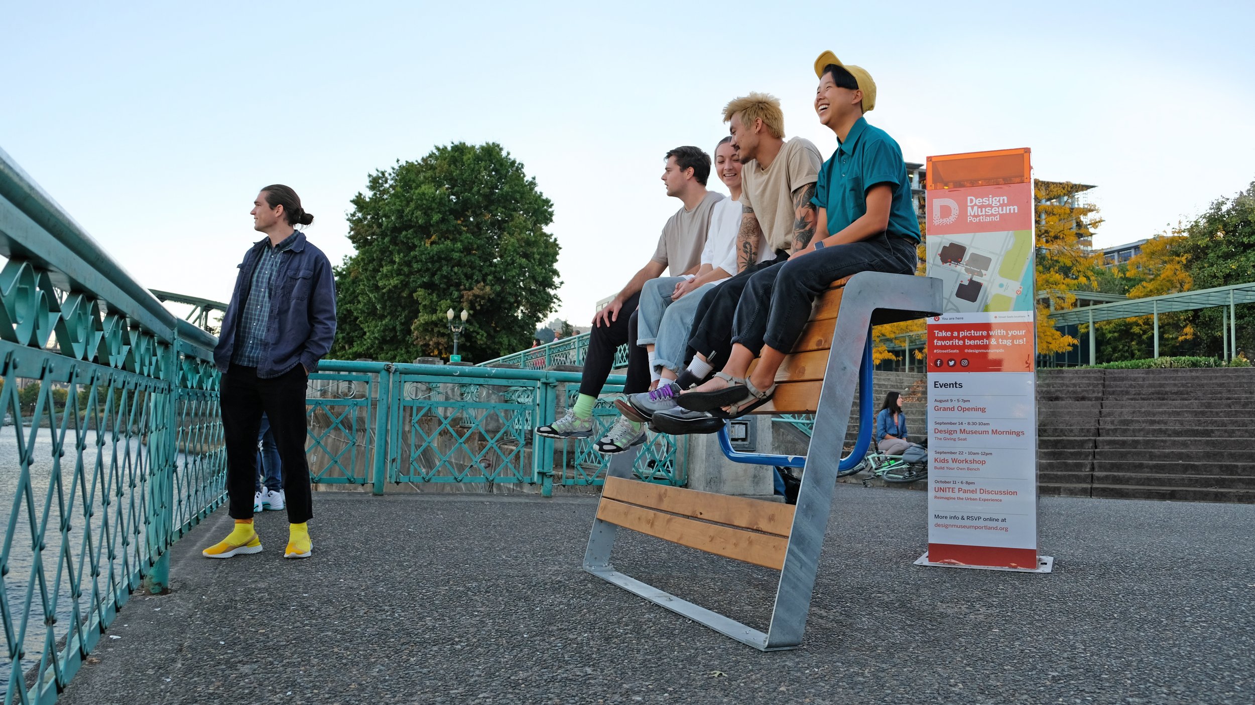 kotobuki-bench-with-friends.jpg