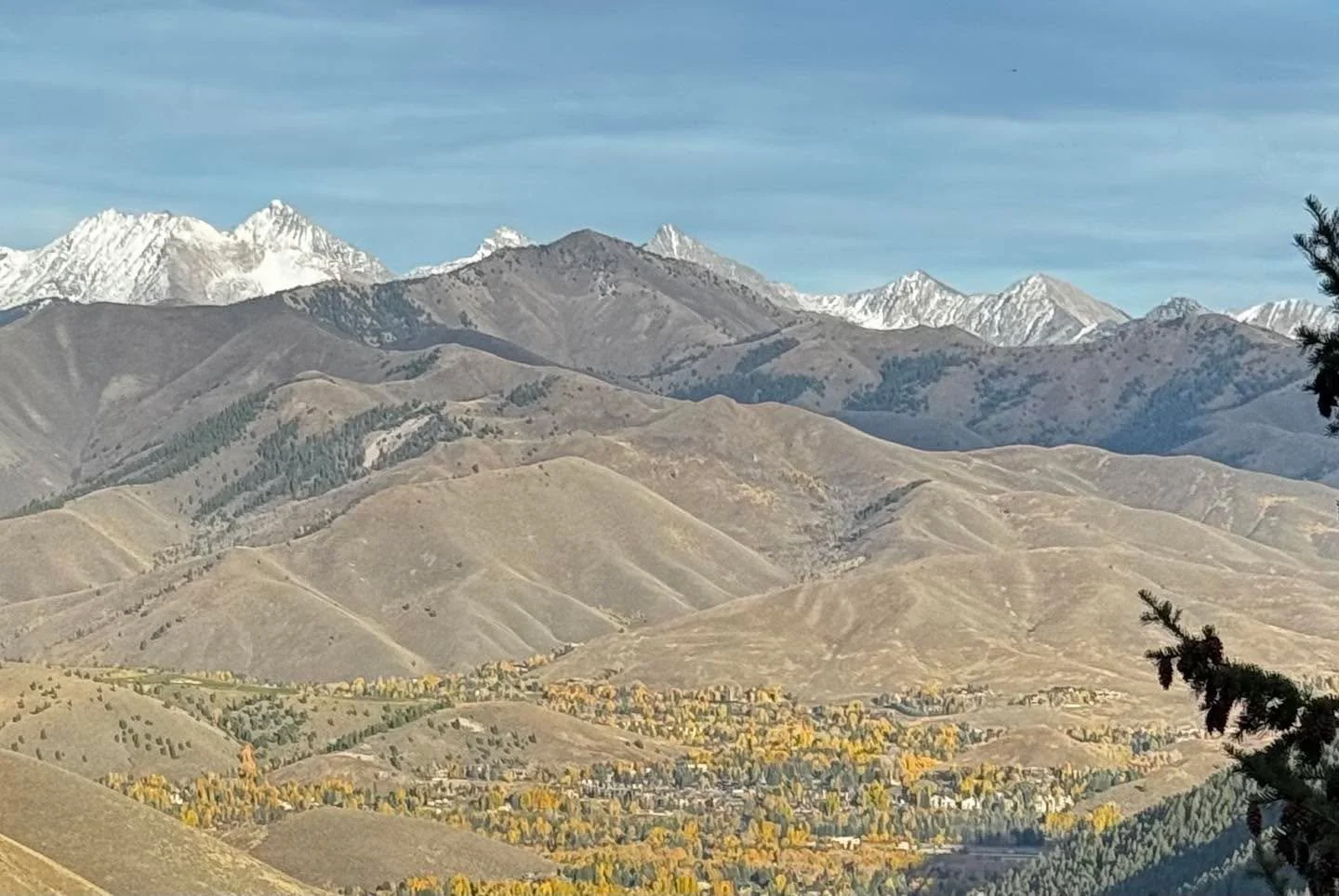 Fall has been delivering plenty of beauty, but winter is knocking on the door in Sun Valley. We hope you’re all getting out and making the most of it, because it ain’t gonna last. Expect an abrupt turn in the weather on Saturday as temps