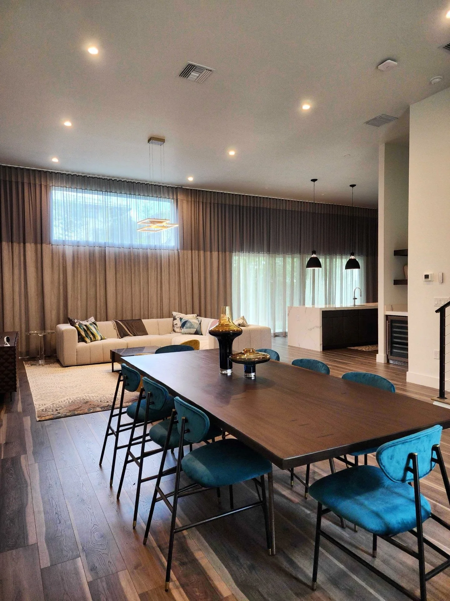 Statement drapery 🤝 Truly Modern Interiors 
_______________________________________
#twopeasinapod #instamood #interiorinspiration #interiordesign #designerrow #orlando #orlandointeriordesigners #winterpark #winterparkfl #knoll #hermanmiller #orland