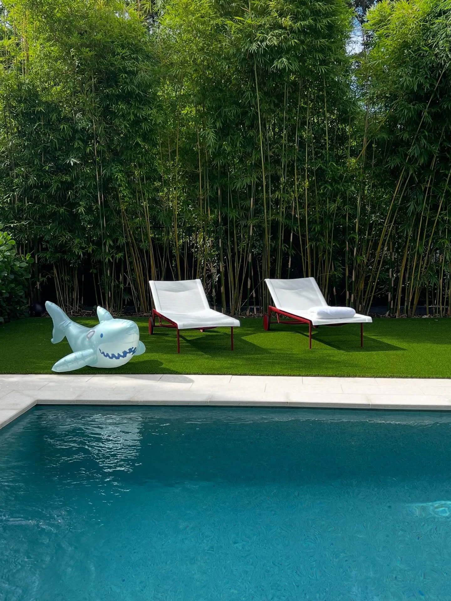 Soaking up the end of the summer ☀️

_________________________________
#orlando #winterpark #winterparkfl #orlandointeriordesigner #interiordesign #knoll #summer #summertime #labordayweekend