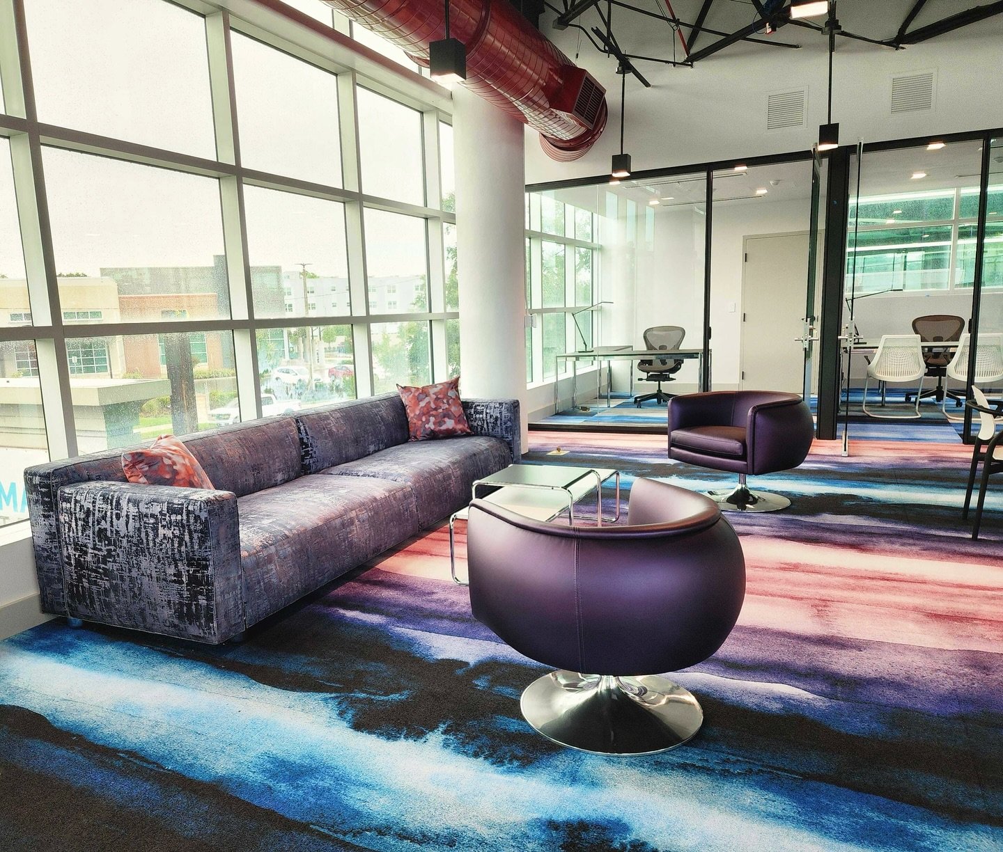 Who said banks have to be bland and boring? Our latest install is anything but that 😎 

_____________________________________
#interiordesign #winterpark #interiordesignflorida #designer #bankdesign #stpetefl #knoll #barberosgerby #colorful #trulymo