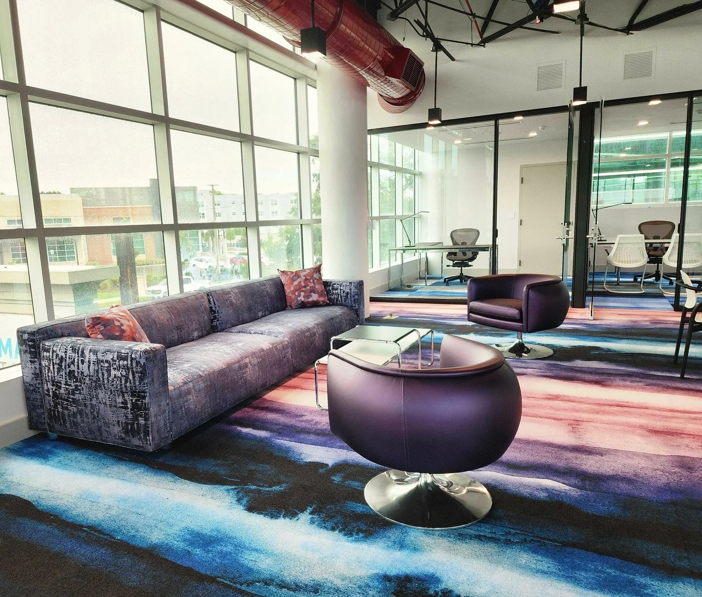 Who said banks have to be bland and boring? Our latest install is anything but that 😎 

_____________________________________
#interiordesign #winterpark #interiordesignflorida #designer #bankdesign #stpetefl #knoll #barberosgerby #colorful #trulymo