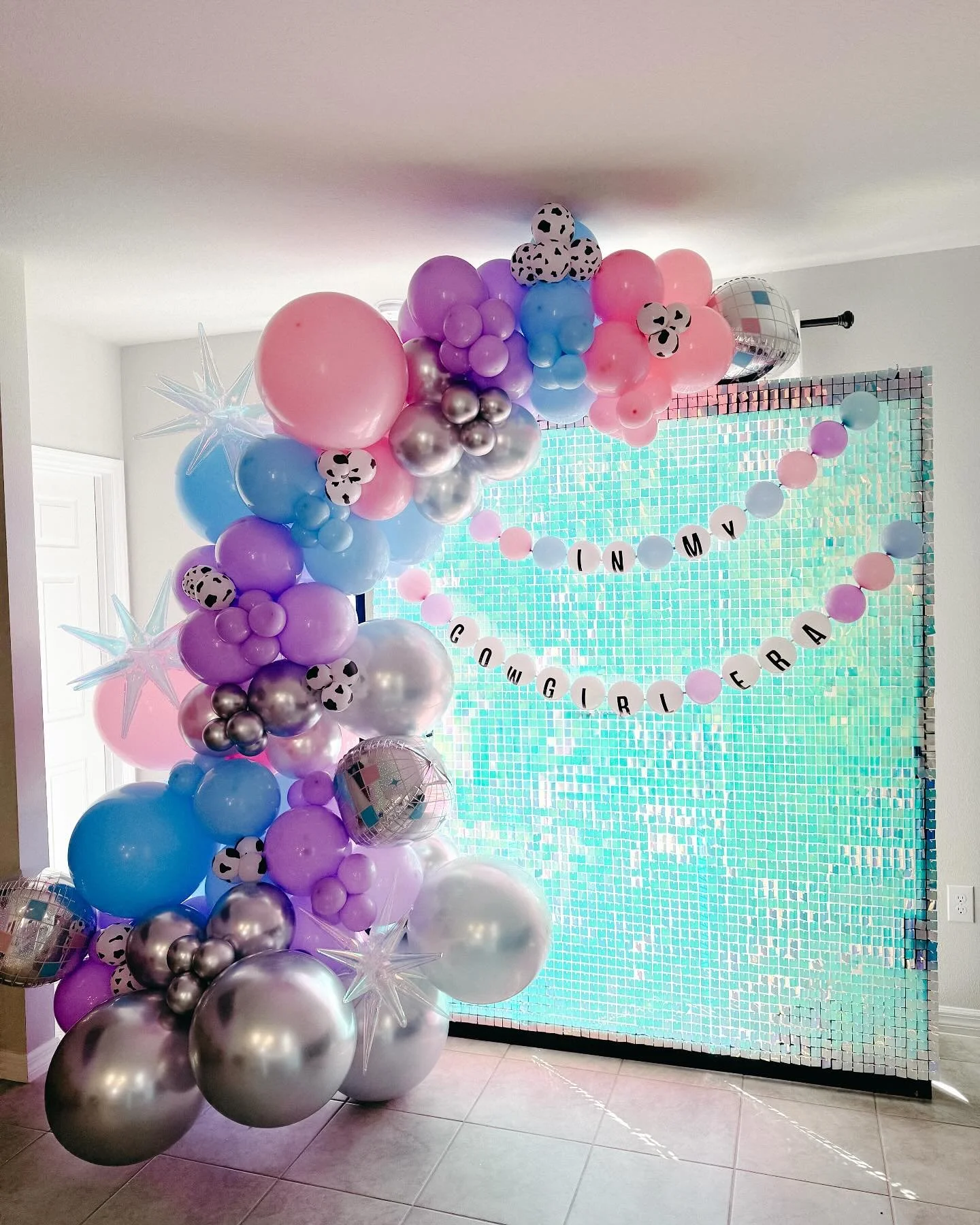 ✨ Giddy up, Swifties! 🤠🎶 This Taylor Swift-inspired cowgirl birthday setup is straight out of your wildest dreams! 💖🌵