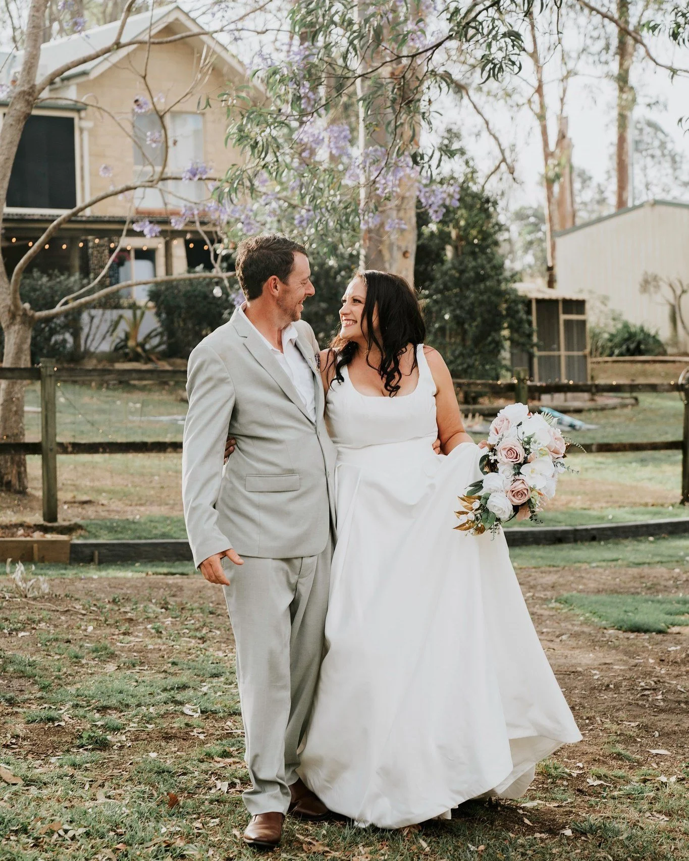You just know it&rsquo;s going to be a killer wedding when the bride ditches her shoes before she even hits the aisle. 🤍🩴
This day had it all &mdash; the coolest bridal crew, the dreamiest backyard setup, and a whole lot of good vibes.