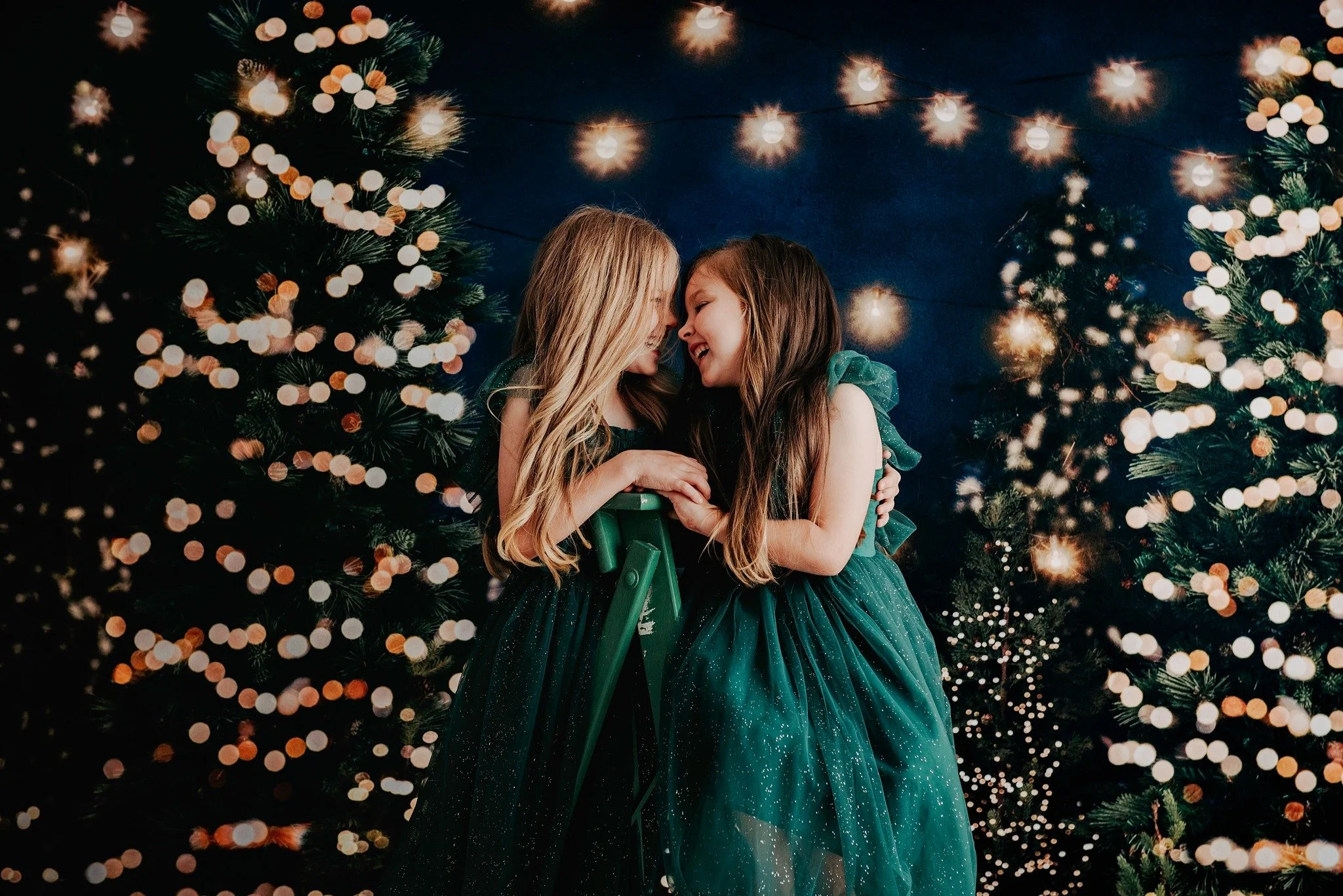 After years of photographing families for Christmas minis, you just know when the magic&rsquo;s about to happen!
Mum and Dad might think we&rsquo;re snapping the fun and games &mdash; but it&rsquo;s those in-between moments we&rsquo;re really chasing