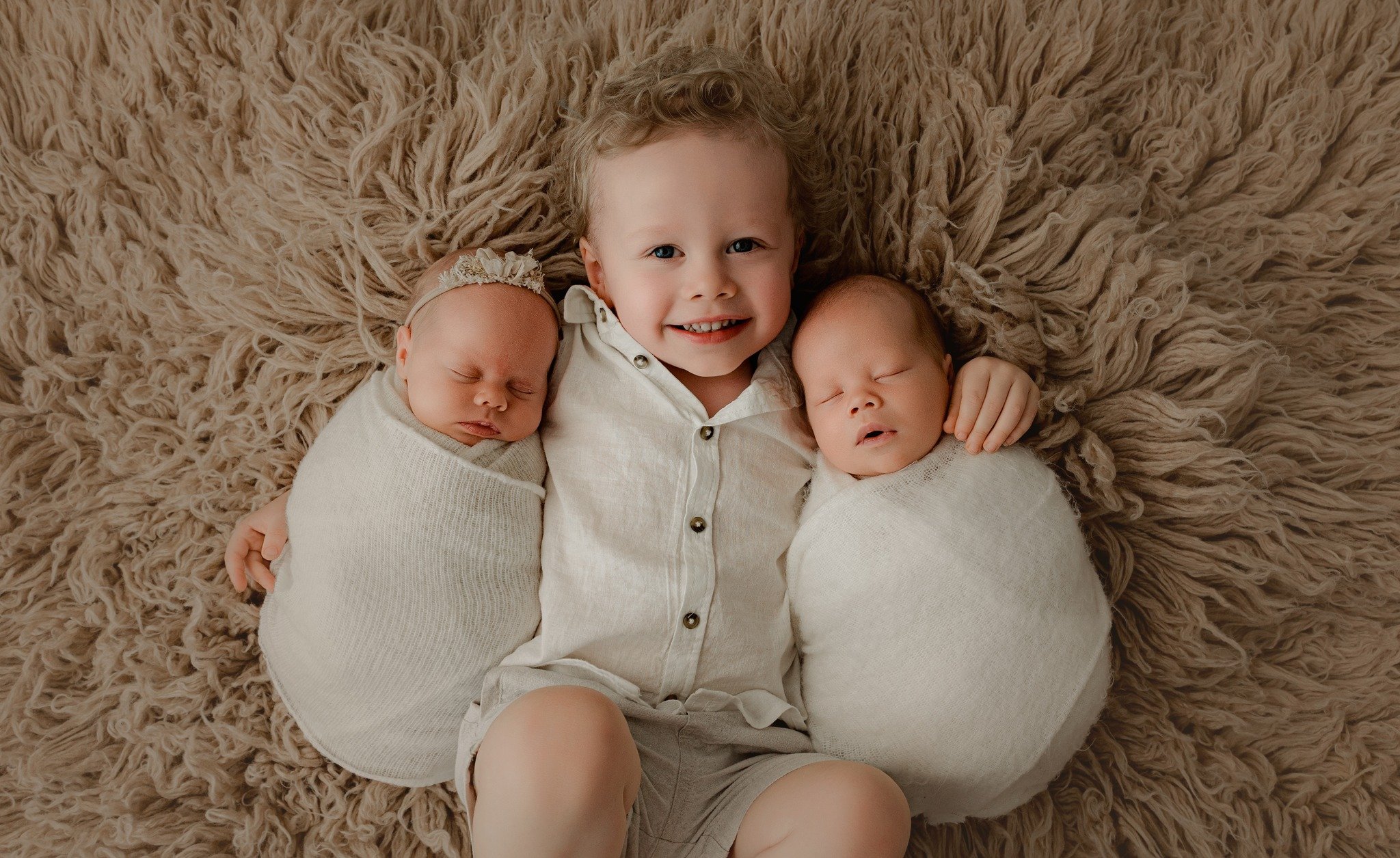 If you think things have been quiet around here&hellip; trust me, it&rsquo;s been anything BUT! 😅
It&rsquo;s been a wild mix of Christmas minis, newborns, family and maternity sessions, one INCREDIBLE week long  conference with the most inspiring or