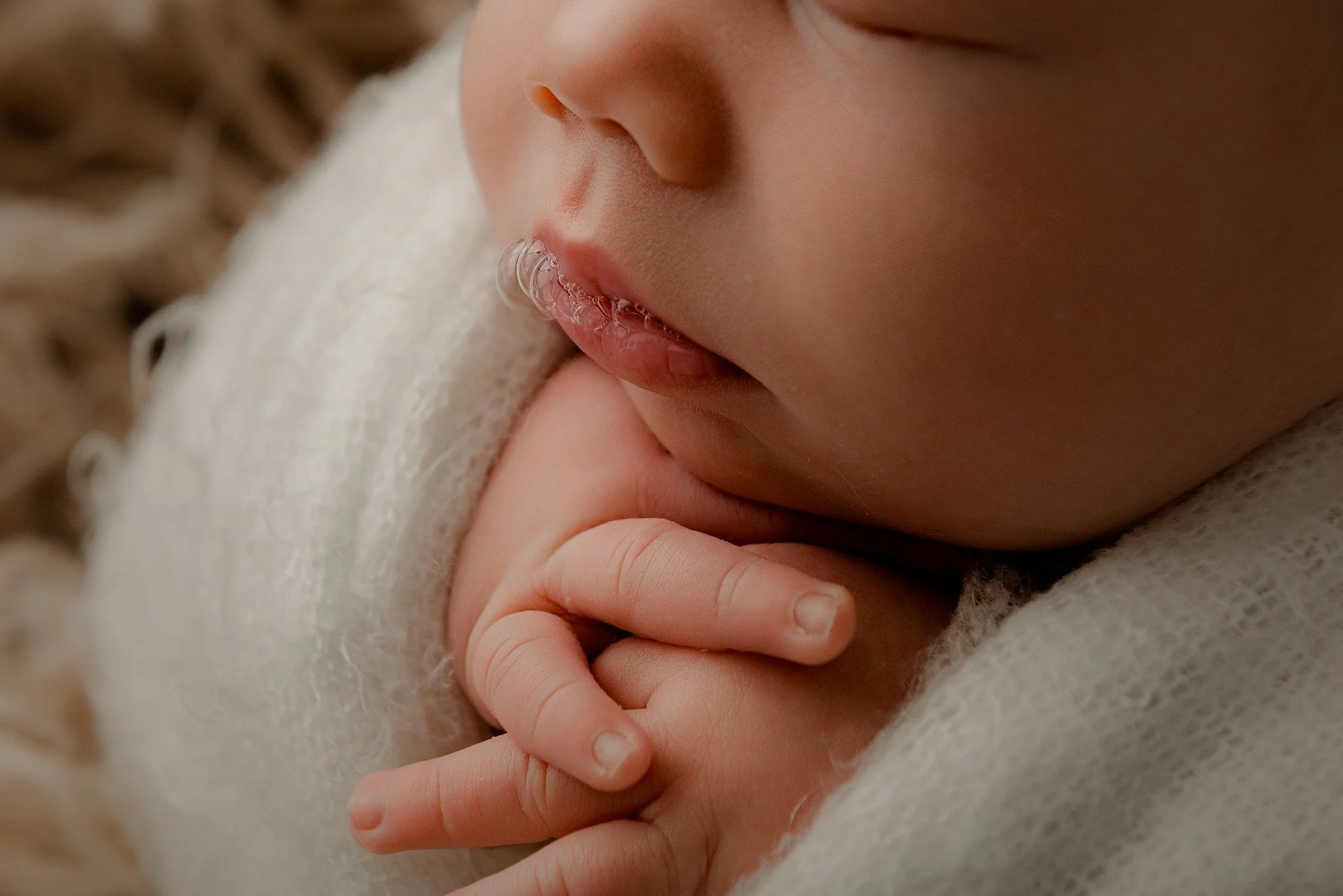 Double the babies, double the cuteness&hellip; and OMG the milk bubbles! 😍👶👶
These twin newborns were absolute perfection &mdash; squishy, sleepy, and serving the sweetest little details ever. My heart can&rsquo;t cope.