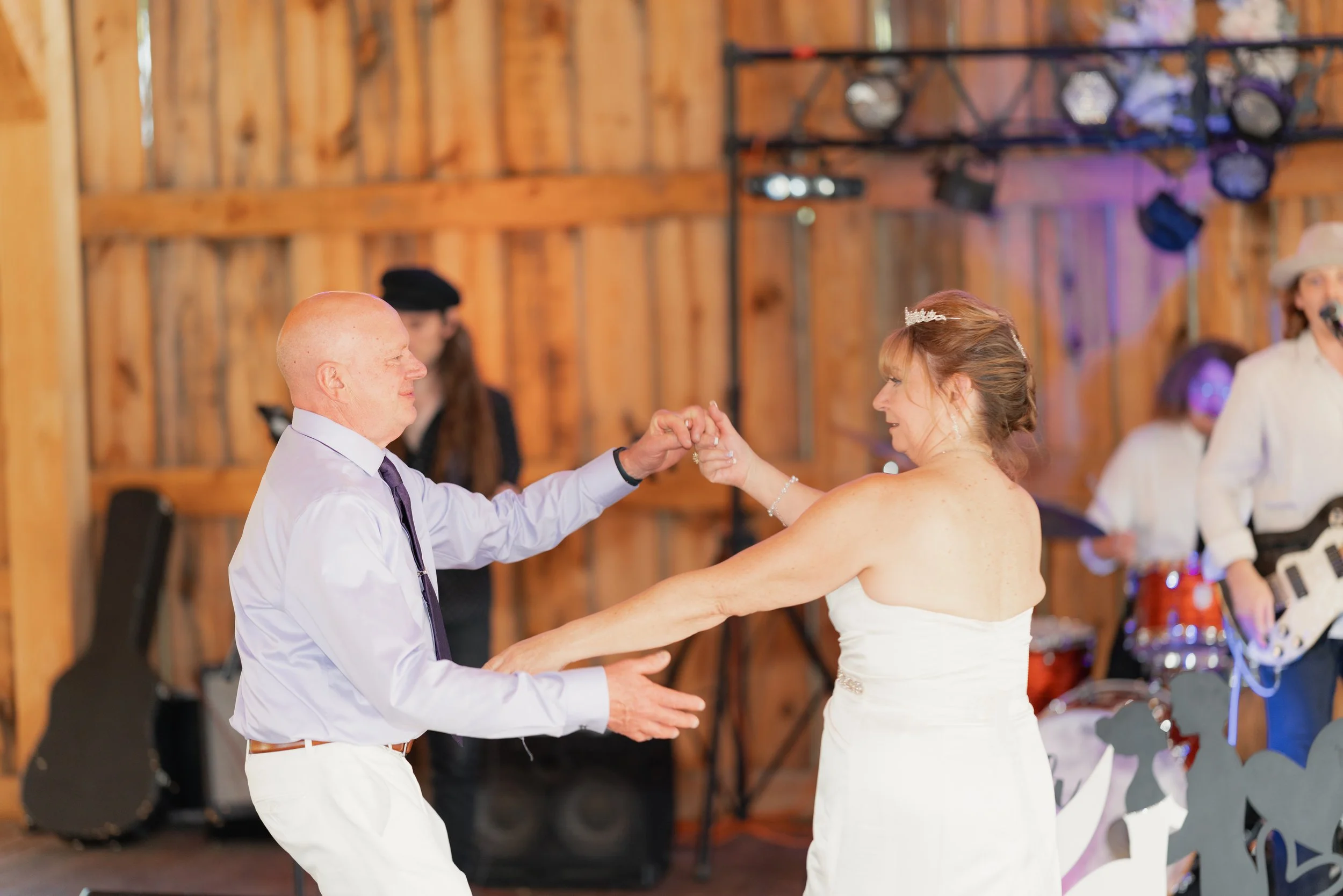 couple dancing at copperline ranch